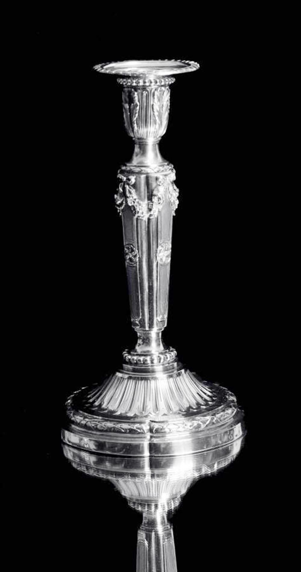 Tetard - Dos candelabros franceses antiguos Luis XVI de 5 velas de plata de ley 950 en venta 1