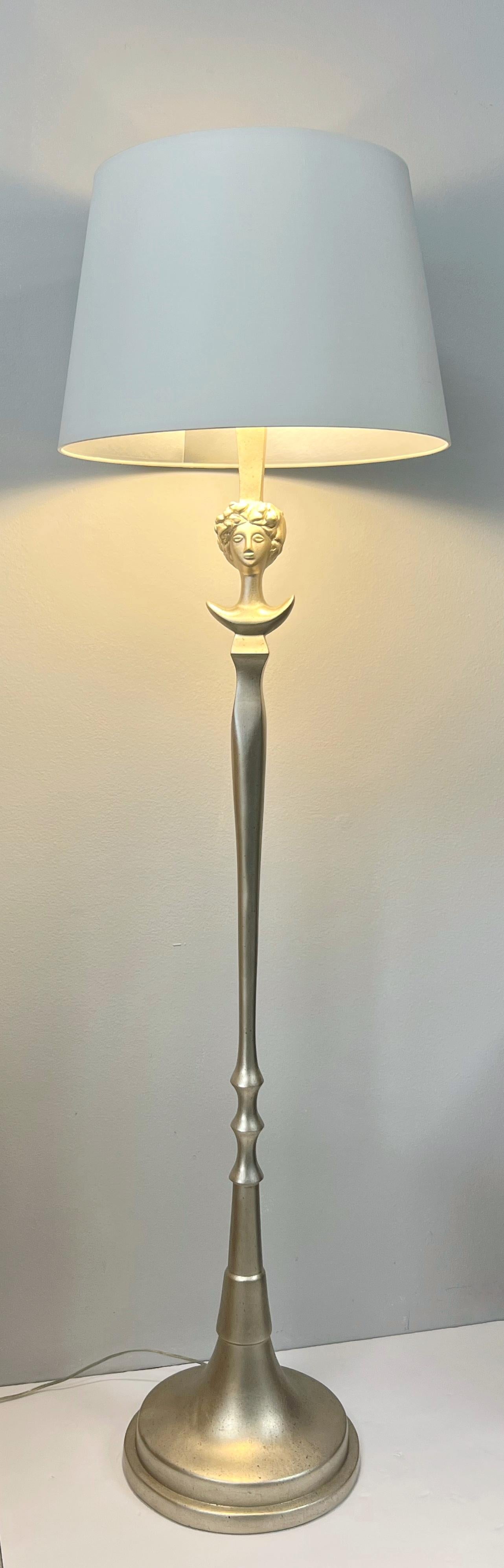 Una lampada da terra Sirmos in foglia d'argento. Conserva il paralume originale con l'interno argentato. 