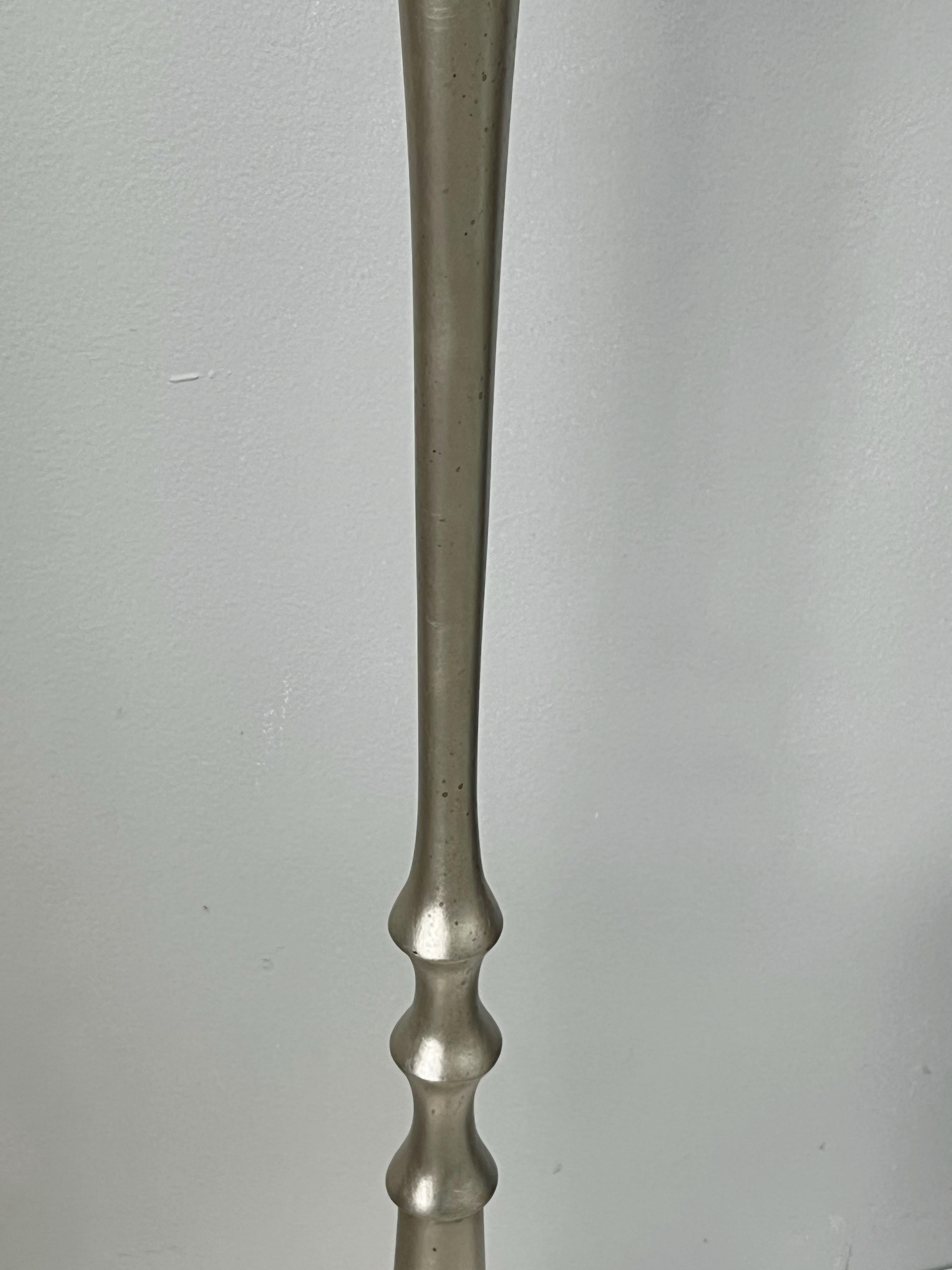Lampada da terra Tete de Femme Sirmos in stile Giacometti a foglia d'argento In condizioni buone in vendita a Miami, FL