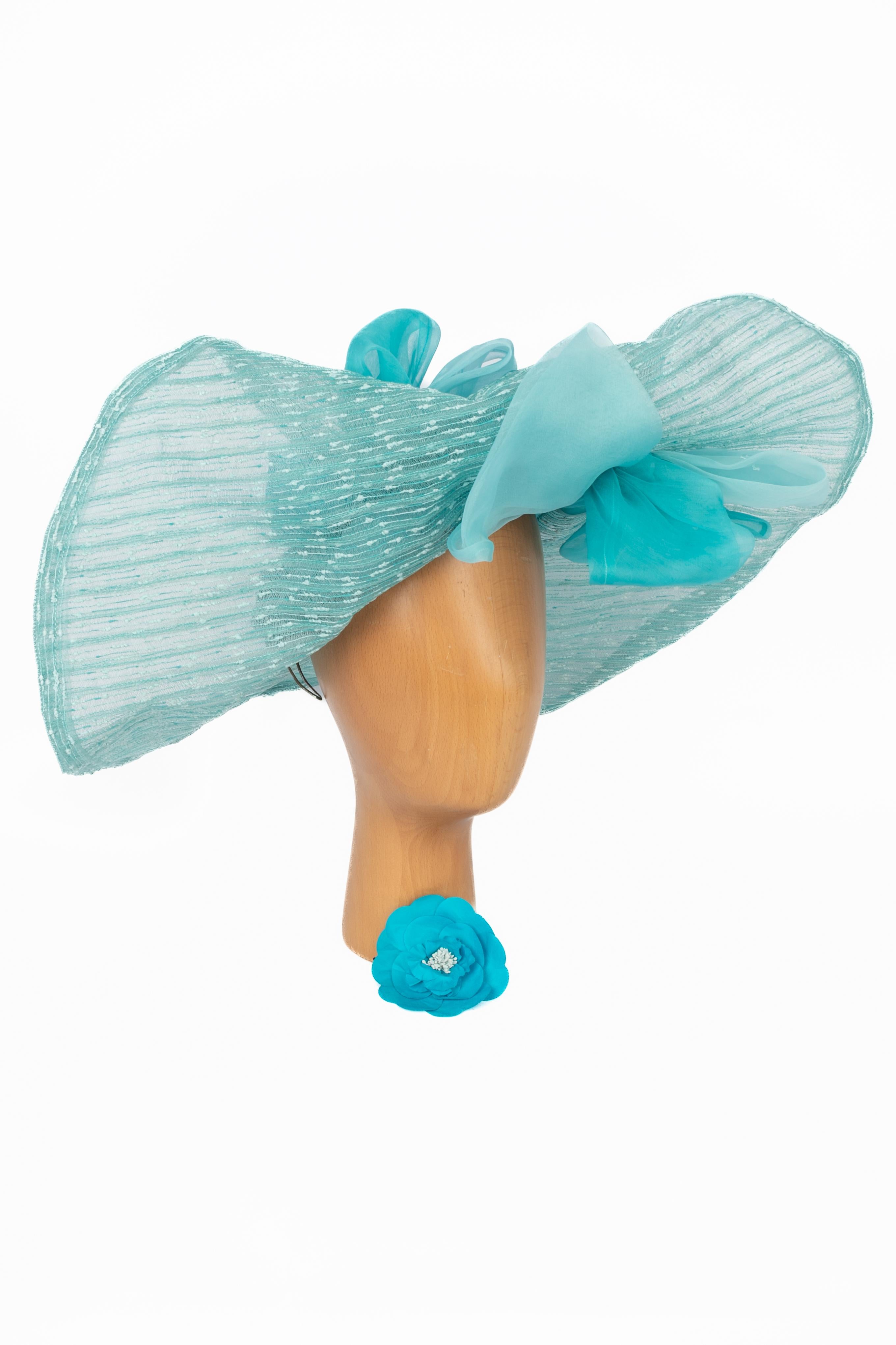 TÊTE À TÊTE - (Made in France) Cappello rigido blu ornato da un nastro di mussola.

Condizioni:
Ottime condizioni

Dimensioni:
Circonferenza: 54 cm

SKU:CHP158