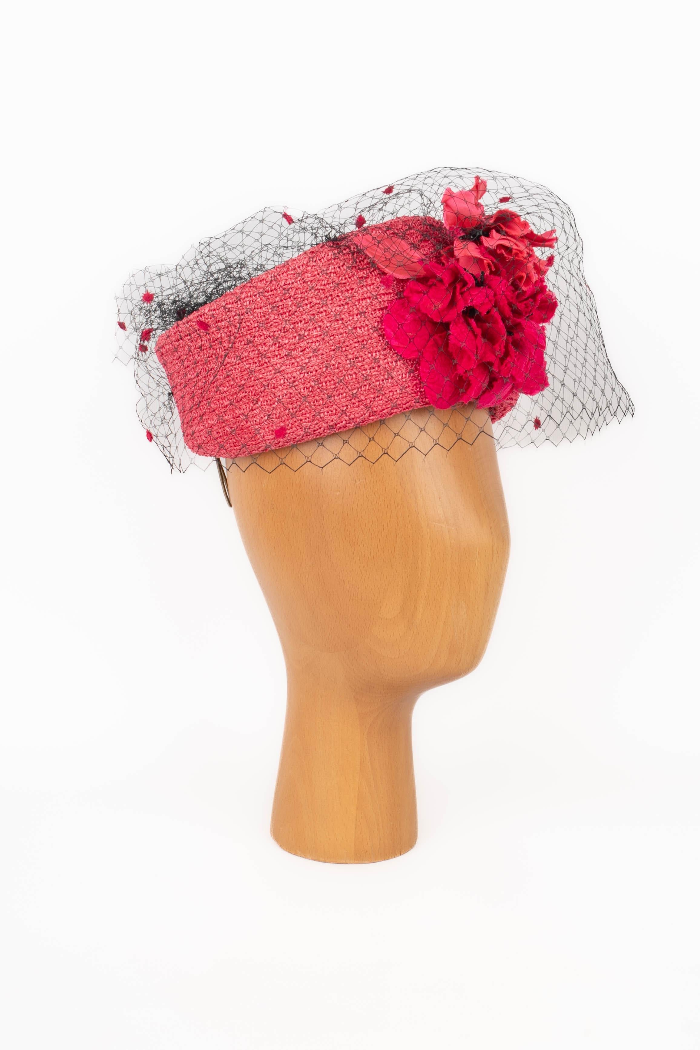 TÊTE À TÊTE - Cappello fascinator in rafia rosa decorato con un fiore e tulle nero.

Condizioni:
Ottime condizioni

Dimensioni:
Circonferenza: 51 cm

SKU:CHP85