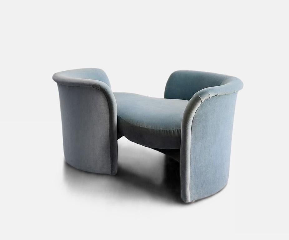 Un innovativo tête-à-tête realizzato da Randy R. Culler per Thayer Coggin, Inc. Questa è la nuova versione di Thayer Coggin di un divano da corte vittoriano. Le due curve permettono alla coppia di persone sedute di fronteggiarsi piuttosto che