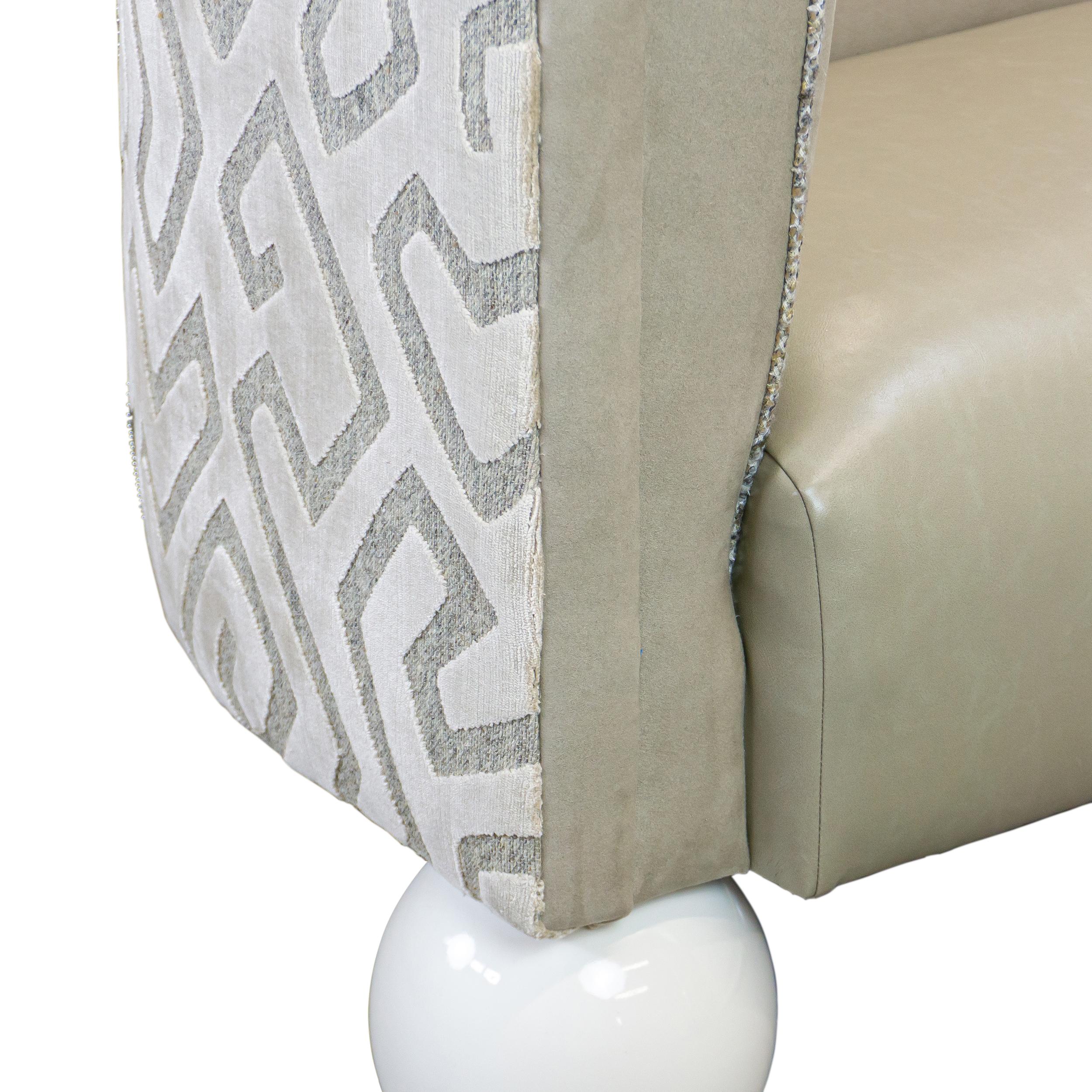 Sofá Estilo Tete A Tete con Influencia Art Decó y Pies Perlados en venta 4