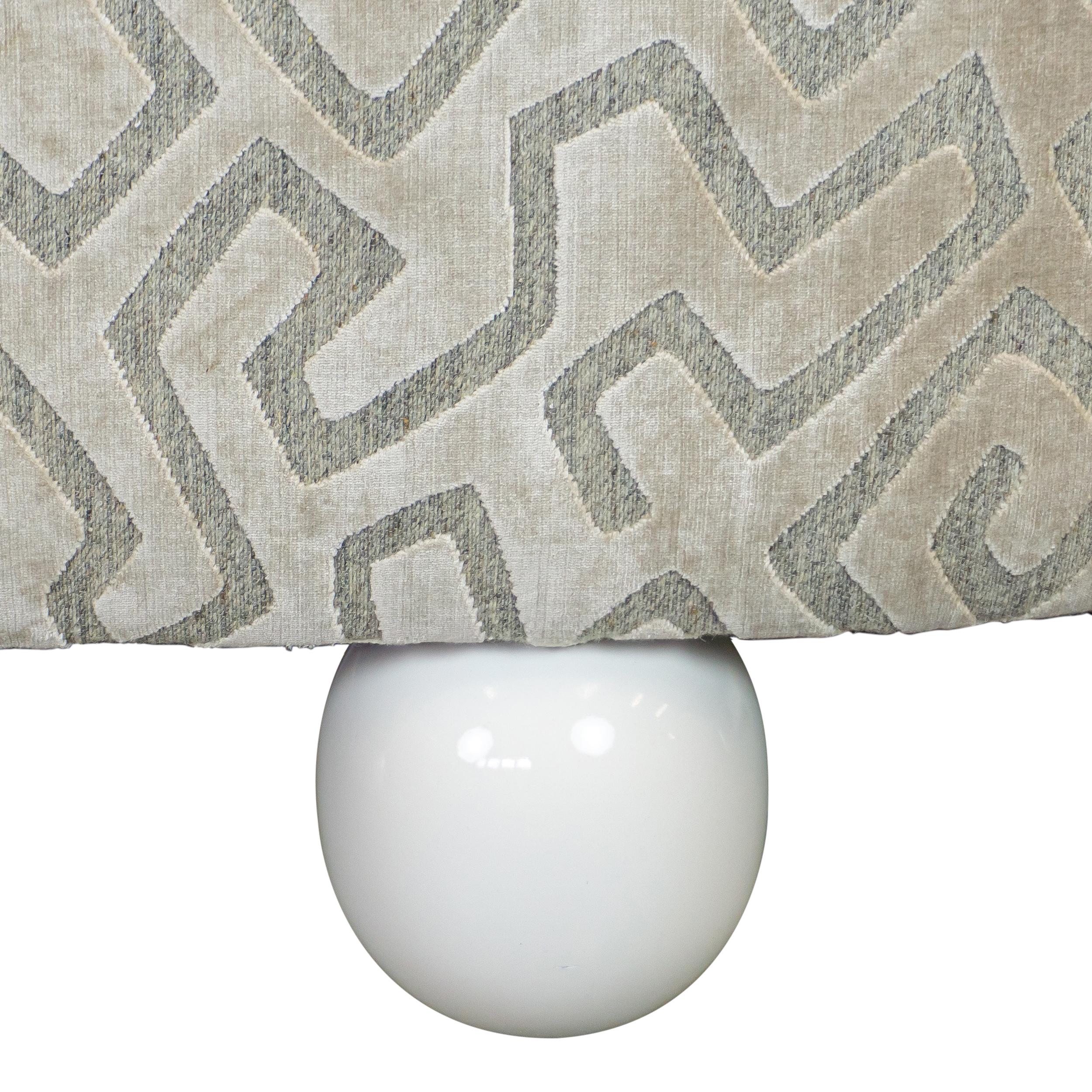 Sofá Estilo Tete A Tete con Influencia Art Decó y Pies Perlados en venta 5