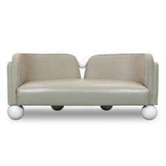Sofá Estilo Tete A Tete con Influencia Art Decó y Pies Perlados