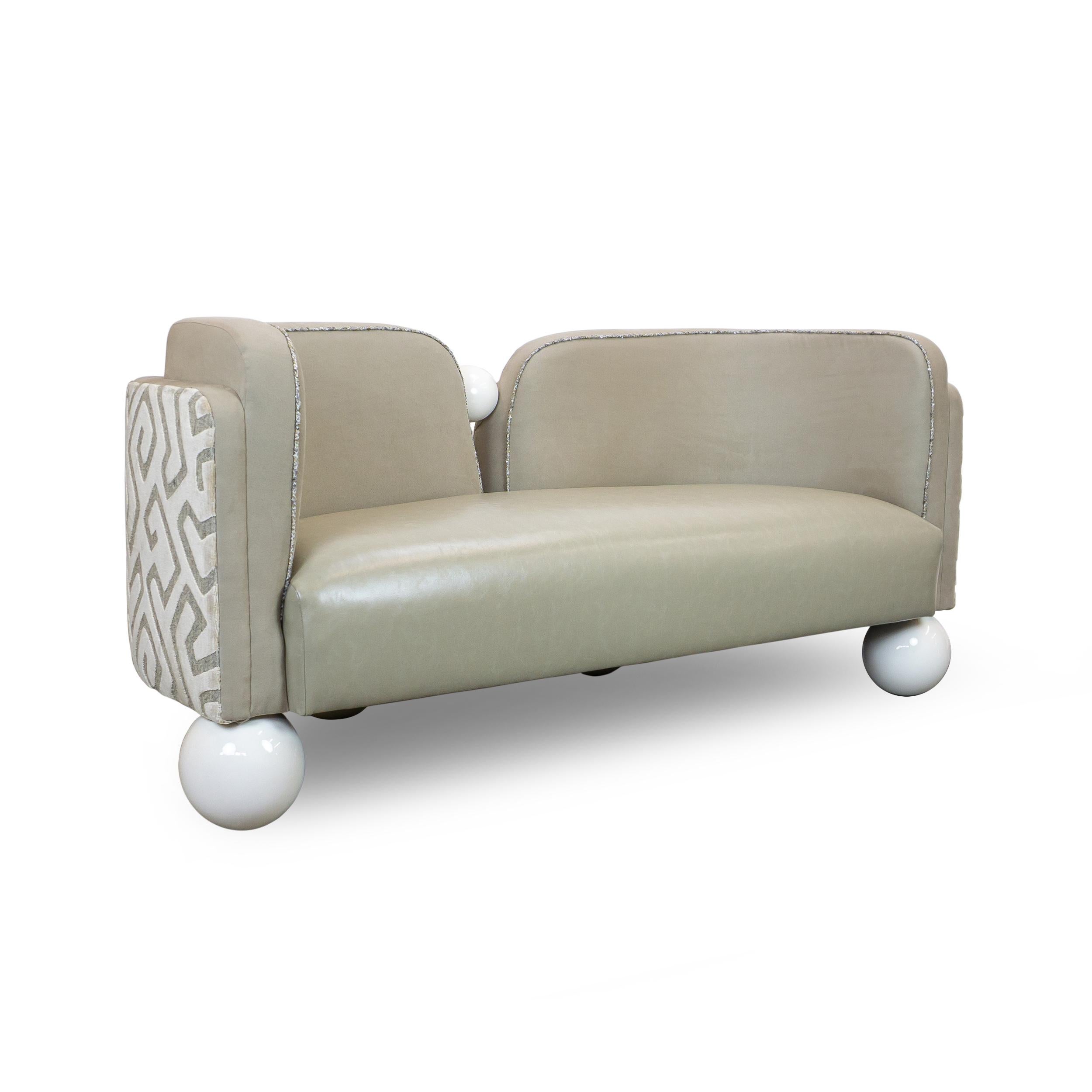 Sofá Estilo Tete A Tete con Influencia Art Decó y Pies Perlados Estadounidense en venta