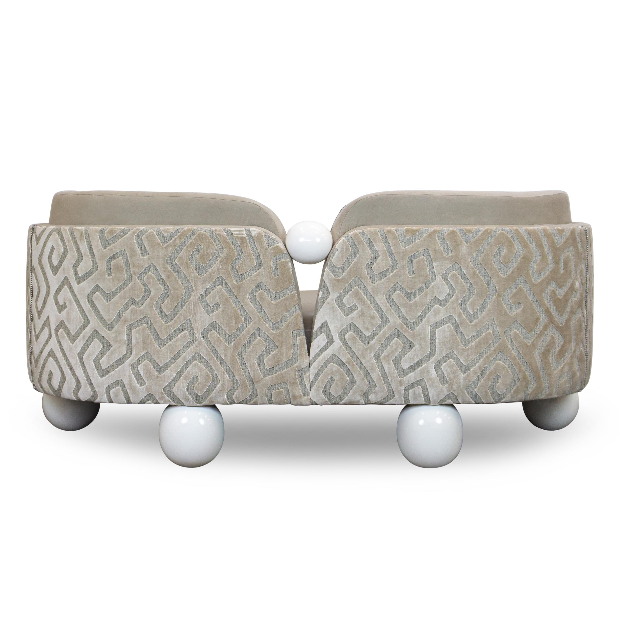 Sofá Estilo Tete A Tete con Influencia Art Decó y Pies Perlados Siglo XXI y contemporáneo en venta