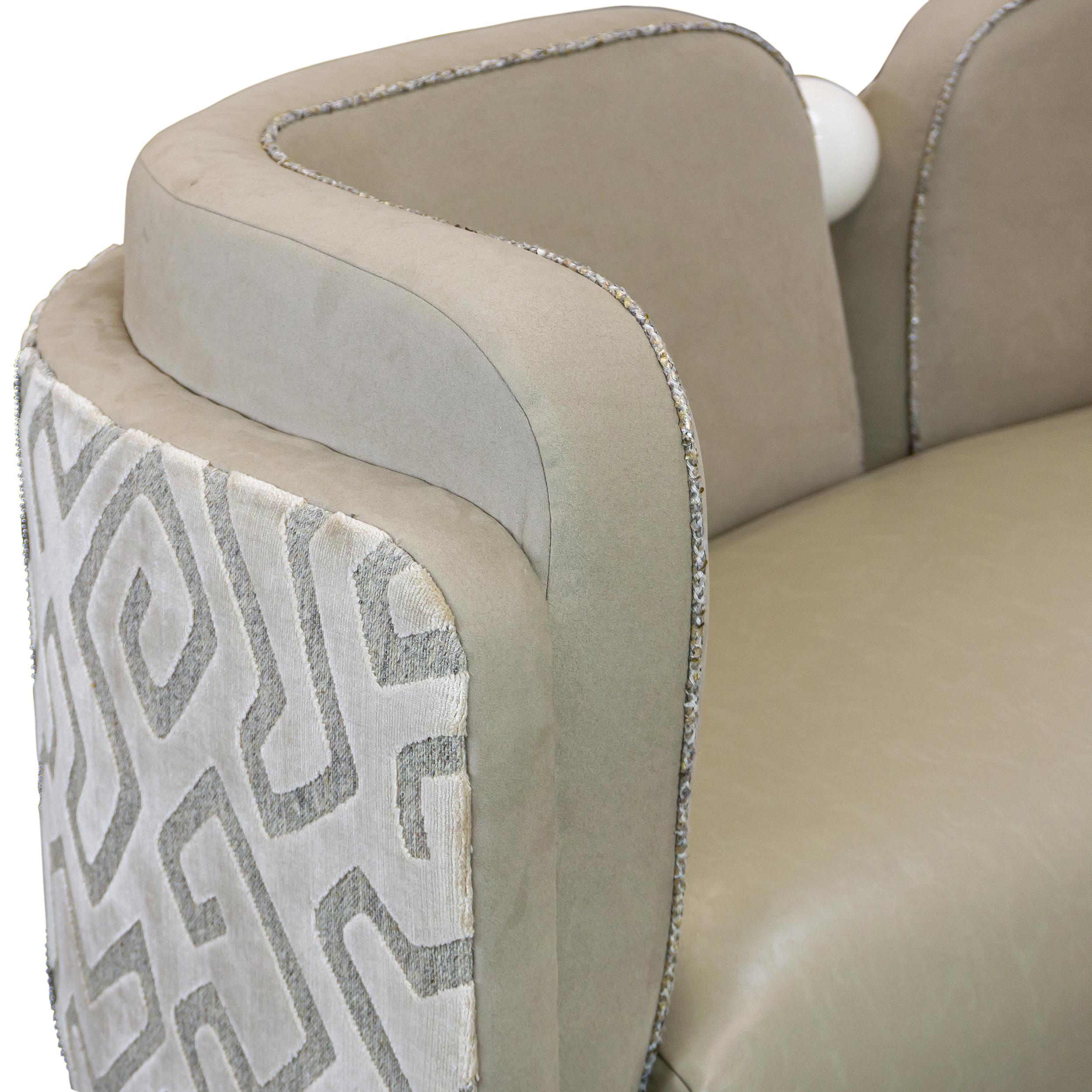 Sofá Estilo Tete A Tete con Influencia Art Decó y Pies Perlados en venta 2