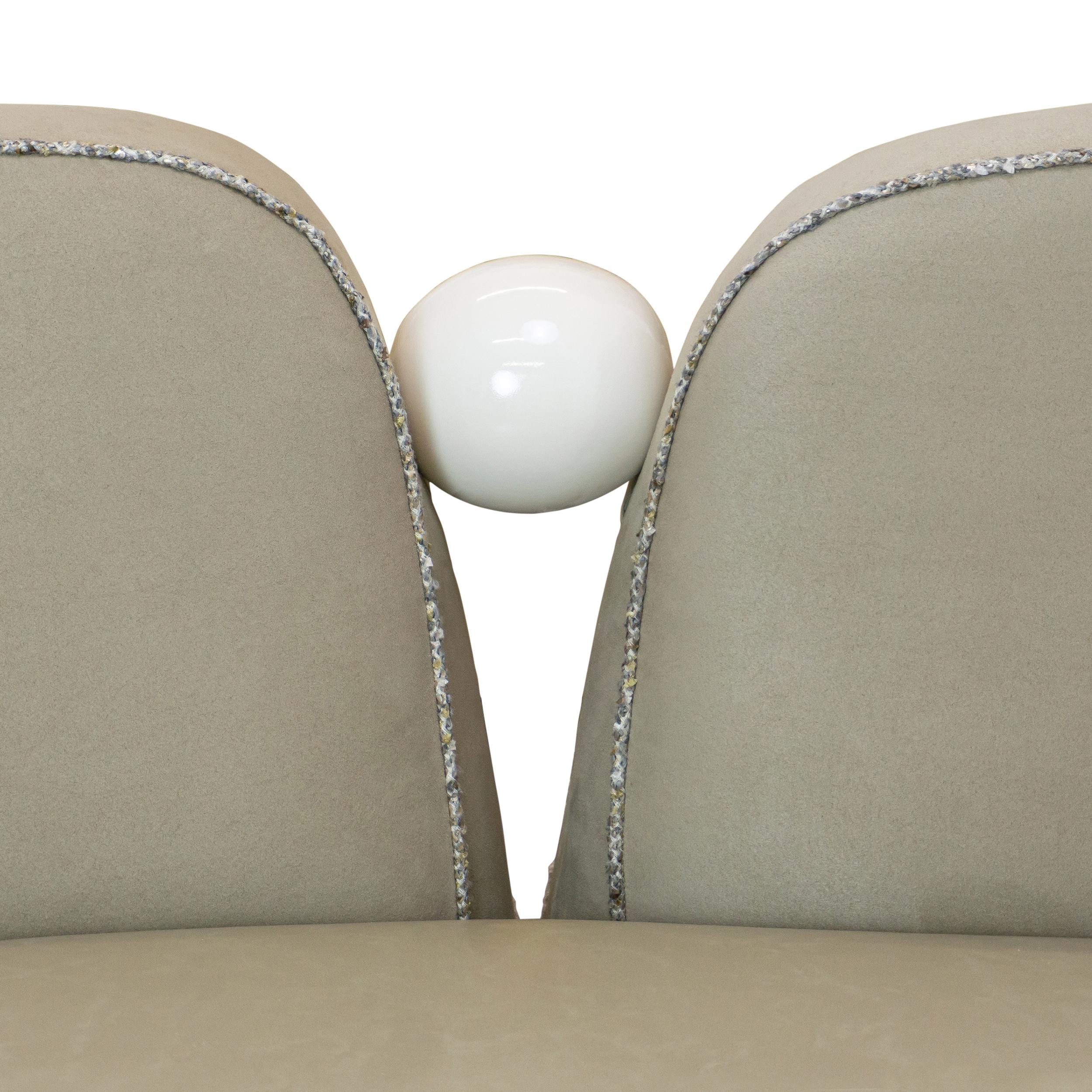 Sofá Estilo Tete A Tete con Influencia Art Decó y Pies Perlados en venta 3