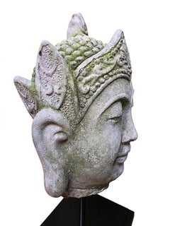 Tête de Bouddha en pierre reconstituée montée sur un socle en acier peint
