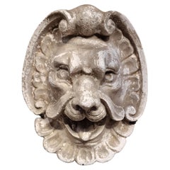 Tête de fontaine soclée