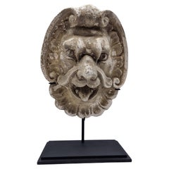 Tête de fontaine soclée