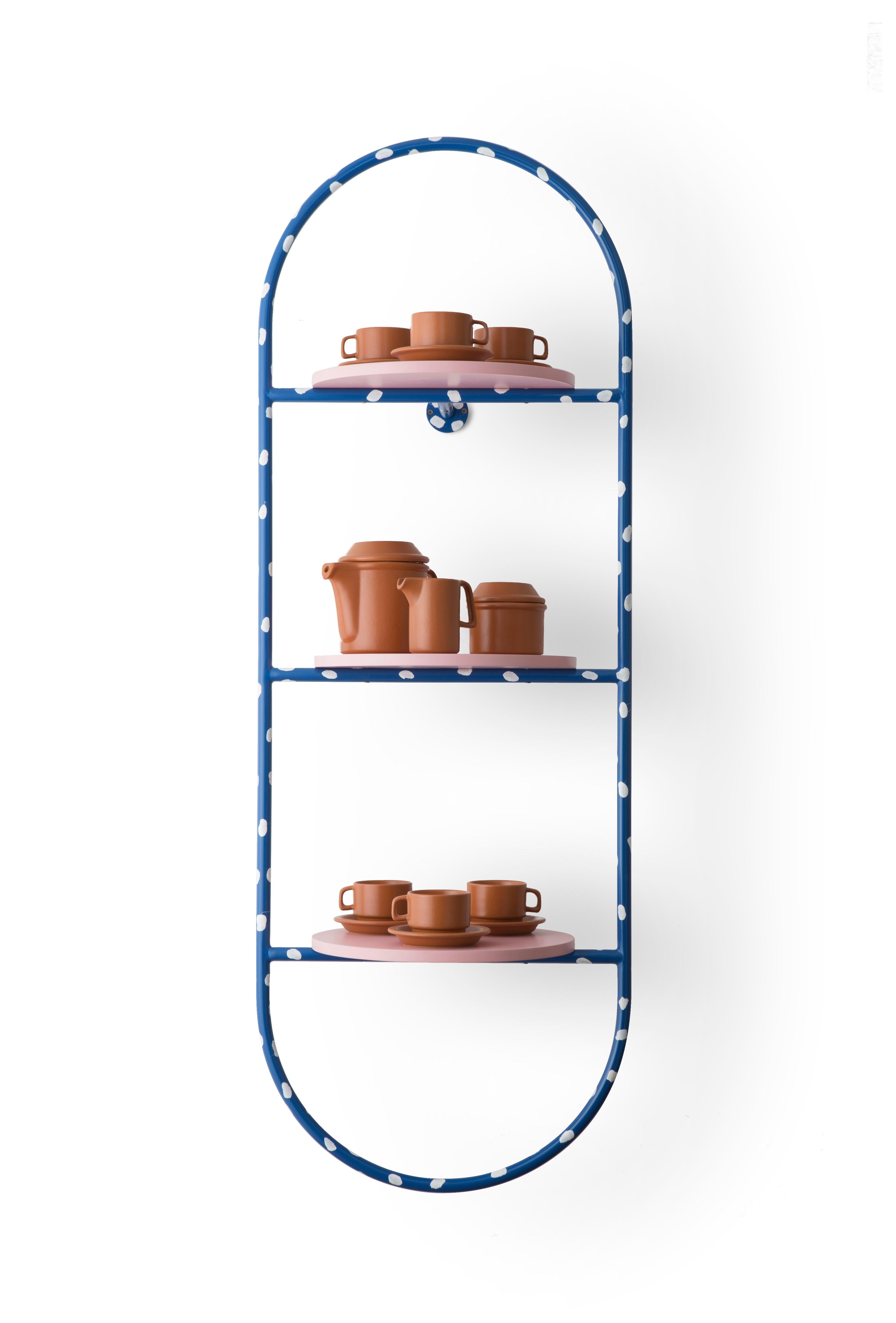 Graceful and delicate, the Teteia wall shelf is a suspended shelf that behaves well in any Habitat, allowing several possibilities of use. Its colors and shapes reveal a playful character. It's no wonder the painting on this shelf is finished by