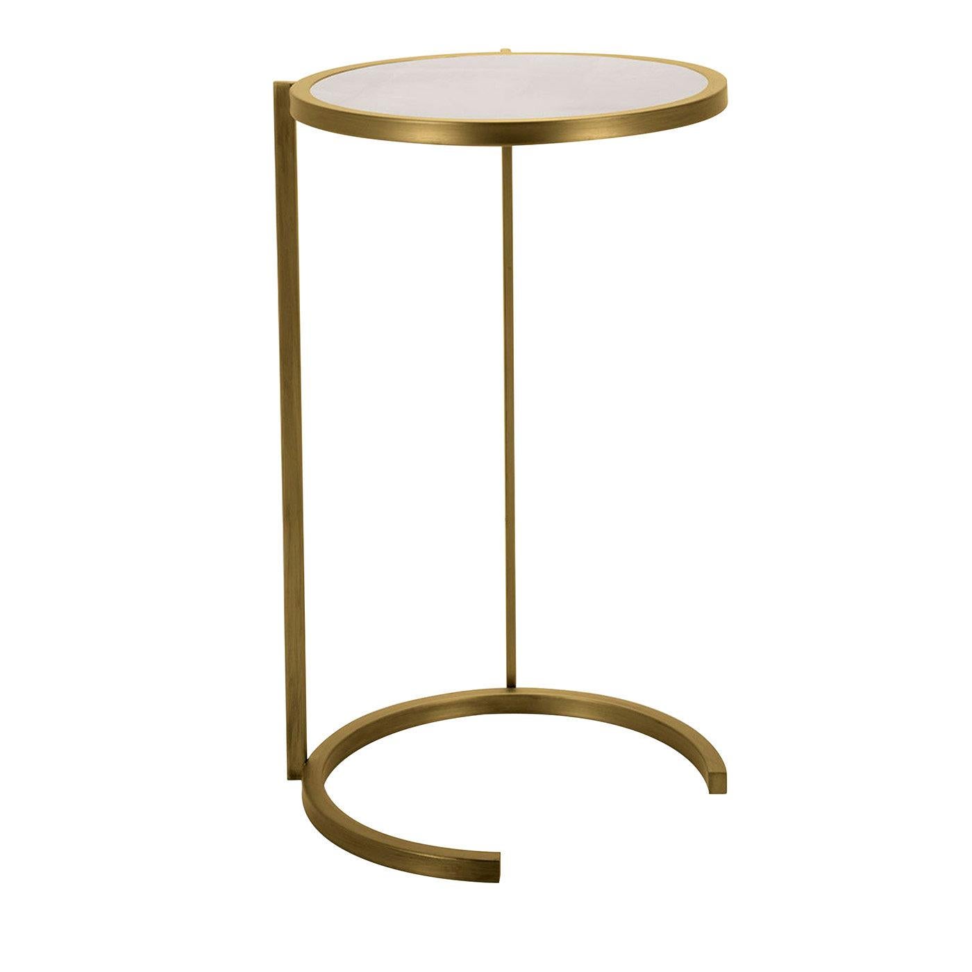This graceful, handcrafted accent table inspired by Thetis - Greek goddess of seas and metamorphoses - is a harmonious combination of shaded finishes and delicately rounded silhouettes. The airy metal frame with a burnished brass finish develops