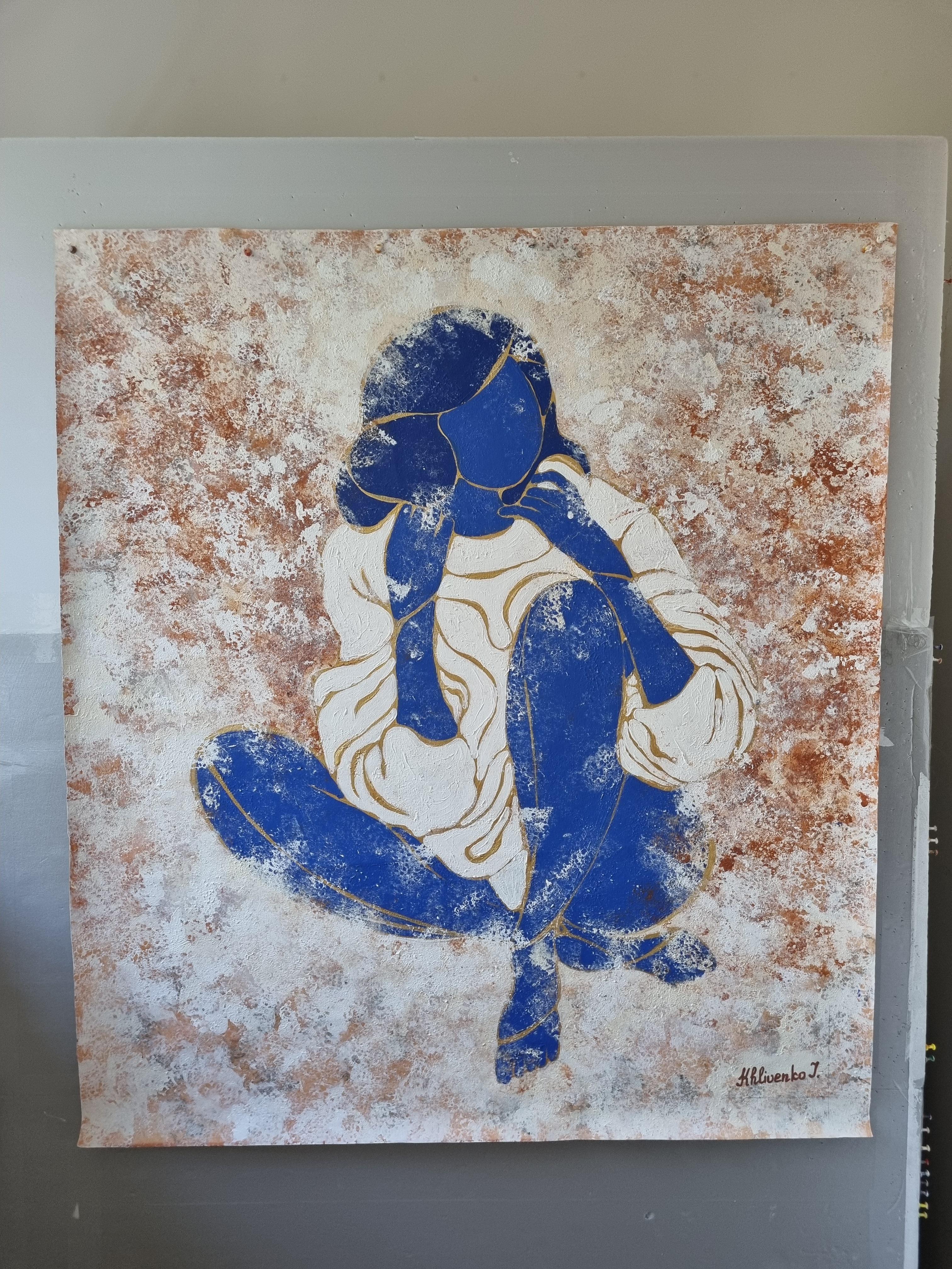 Elle est assise comme si elle faisait une pause à l'instant même, enveloppée dans un pull blanc contre la fresque ocre. Sa silhouette bleue fait écho à la mémoire de la série Inspired by Matisse, mais son regard dérive au-delà du visible. Ce travail