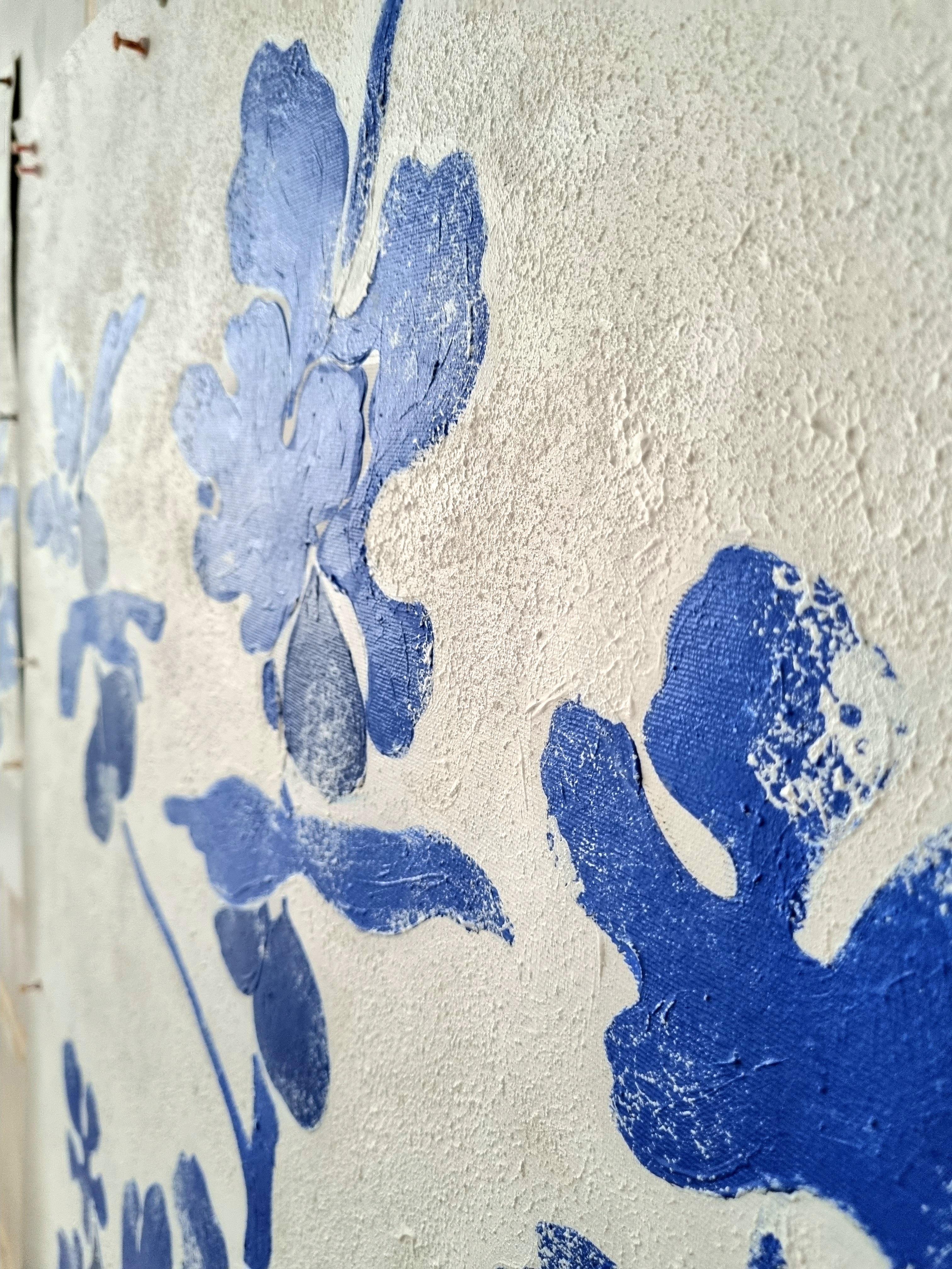 Das Fragment eines Feigenbaums, das im Geiste von Matisse dargestellt ist, erscheint in einfachen Linien und tiefblauen Silhouetten. Vor dem hellen Hintergrund, der an ein sonnendurchflutetes mediterranes Fresko erinnert, wird der Branch zu einem