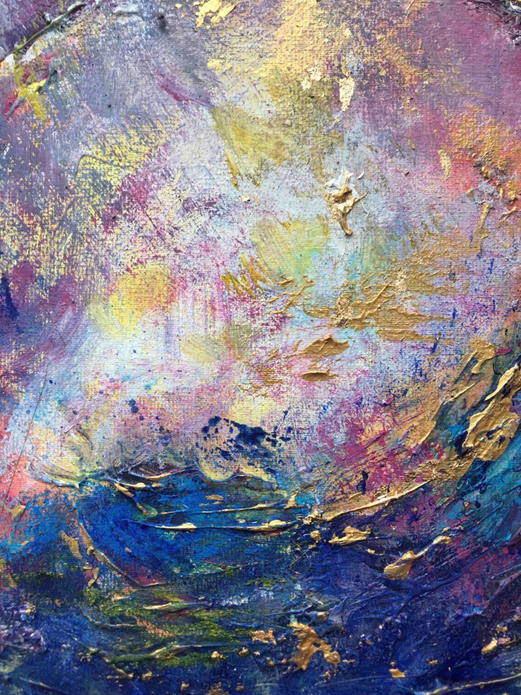 In Starry Whisper fängt der Künstler die ehrfurchtgebietende Schönheit des Kosmos in einer abstrakten, strukturierten Landschaft ein. Die tiefblaue Palette des Gemäldes, die mit leuchtenden Rosa- und Goldtönen kontrastiert wird, schafft eine