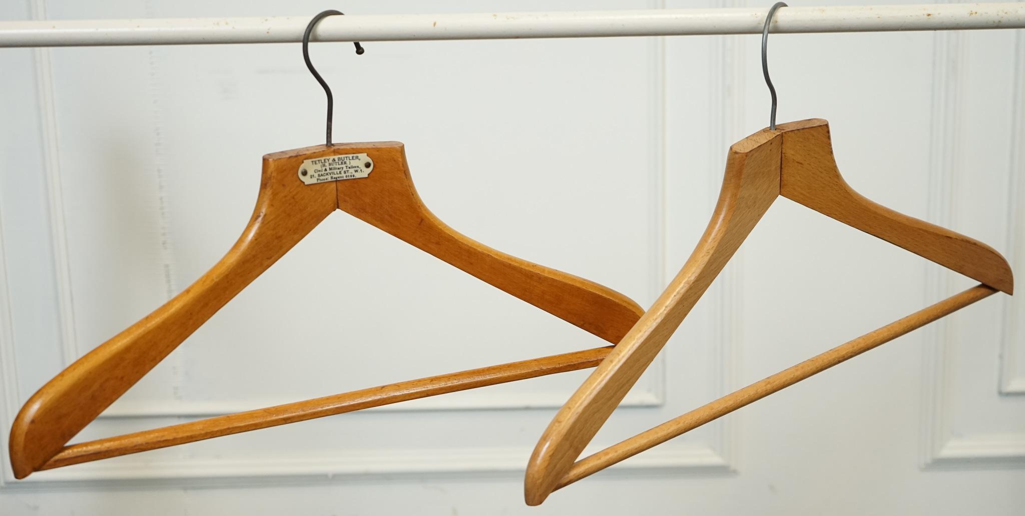 TETLEY & BUTLER SET 6 OF MATCHED HANGERs In Good Condition For Sale In Pulborough, GB