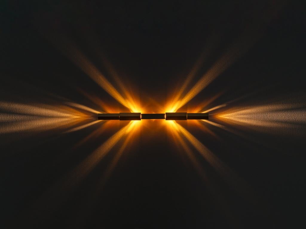 Horizon est un geste d'espoir lumineux, qui reflète l'engagement de Diaphan Studio en faveur de la protection de l'environnement.
désir de s'inspirer des rythmes éternels de la nature.
S'inspirant de la beauté complexe de la cristallographie, ce