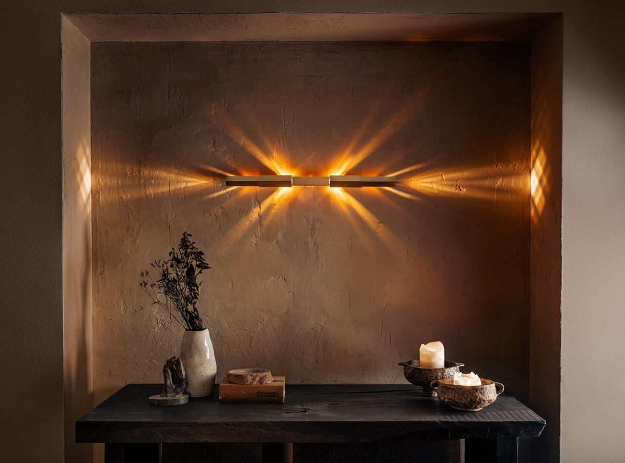 Horizon is a sconce characterised by a minimalistic body - inspired by the Tetragonal crystal system - conceived as an instrument for light to play with.
The extended dimension of the brass profiles allows the light beams to reflect repeatedly