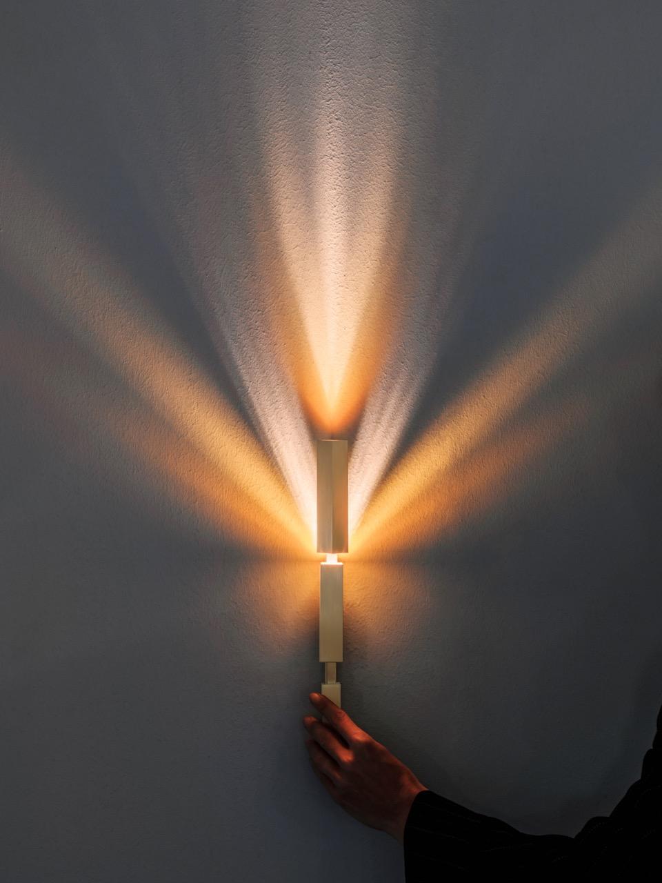 Moderne Applique Tetra Ray en laiton massif, fabriquée à la main par Diaphan Studio en vente