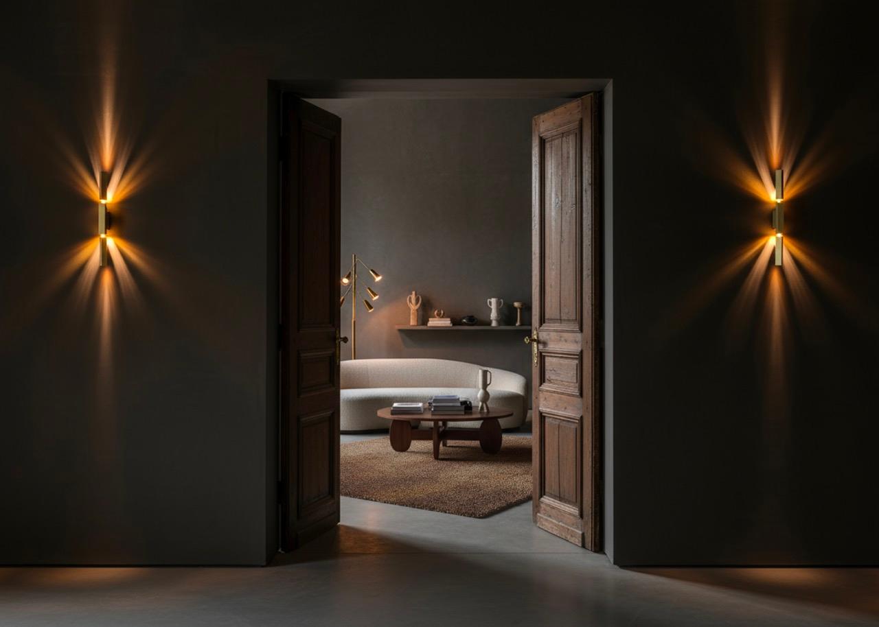 Twin est une sculpture en laiton qui diffuse la lumière dans une myriade de couleurs et d'intensités. Le corps rigide - inspiré du système cristallin tétragonal - a été conçu comme un instrument avec lequel la lumière peut jouer.
Le design