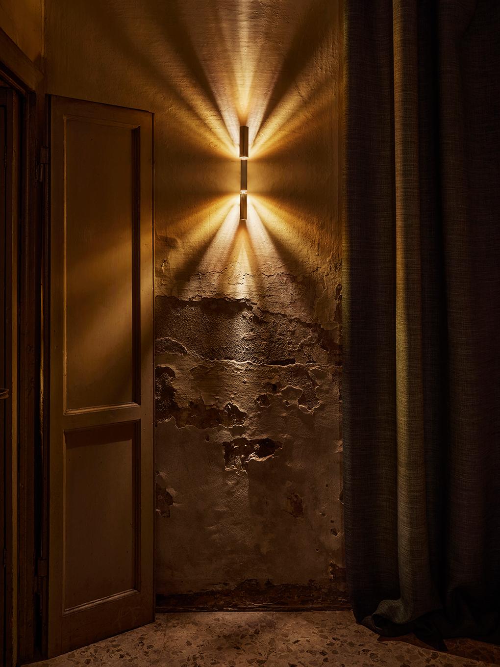 Italiano Tetra Twin - Lampada da parete in ottone massiccio, realizzata a mano da Diaphan Studio in vendita