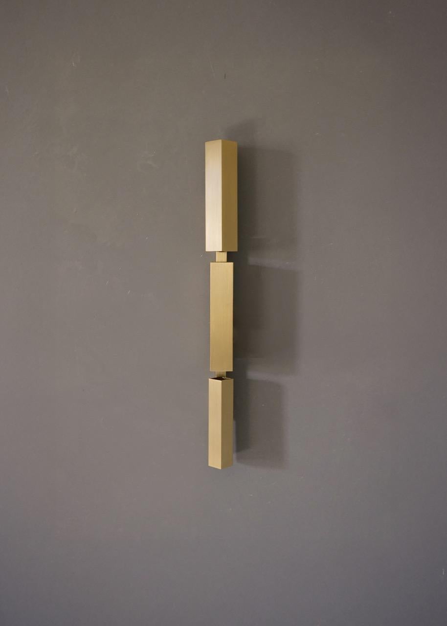 Brossé Applique Tetra Twin en laiton massif, fabriquée à la main par Diaphan Studio en vente