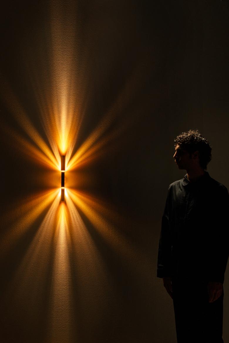 italien Applique Tetra Twin en laiton massif, fabriquée à la main par Diaphan Studio en vente