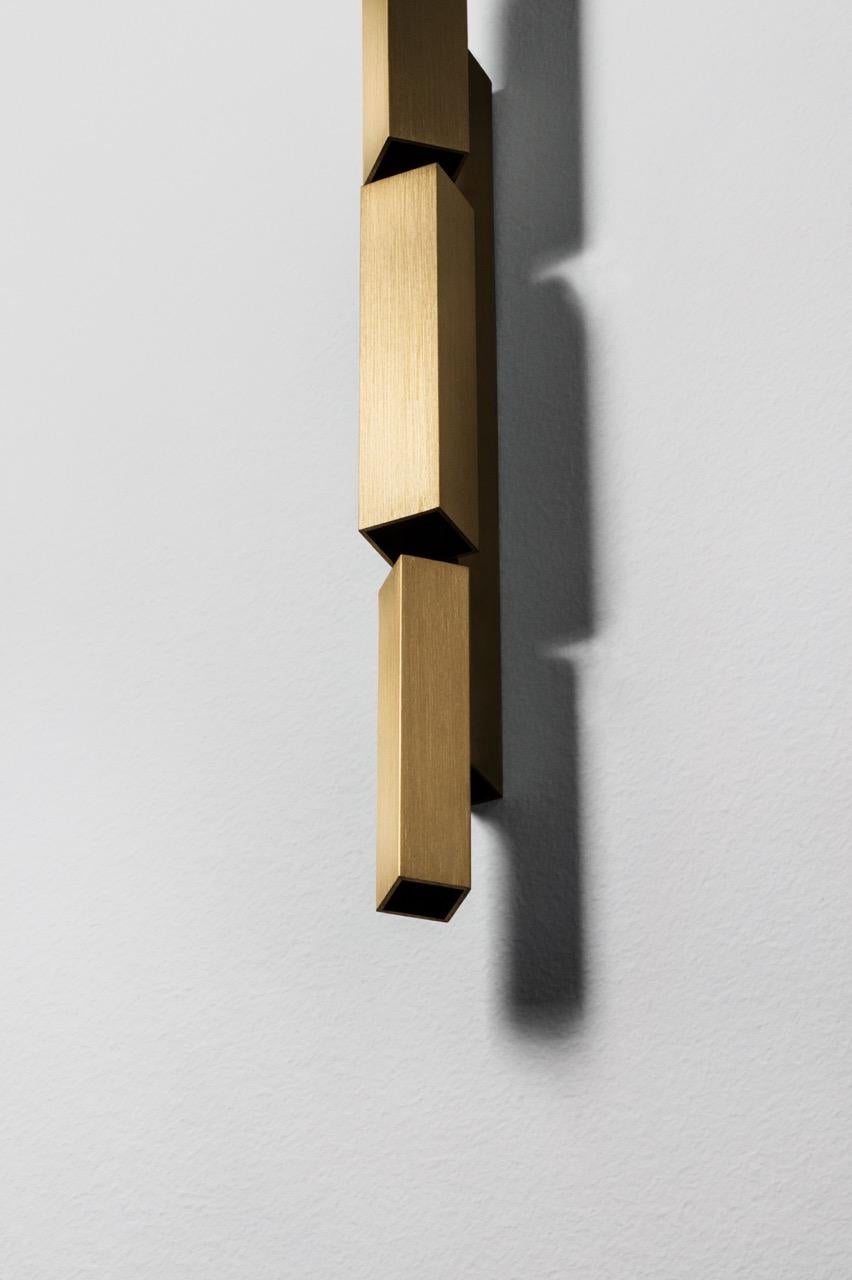 Poli Applique Tetra Twin en laiton massif, fabriquée à la main par Diaphan Studio en vente