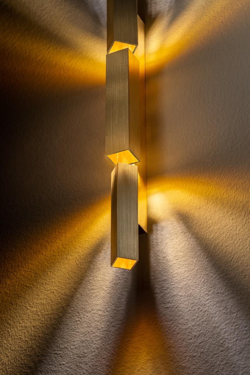 Applique Tetra Twin en laiton massif, fabriquée à la main par Diaphan Studio Neuf - En vente à Milan, IT