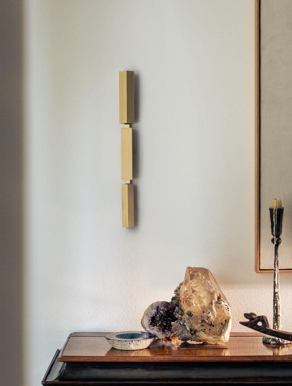 XXIe siècle et contemporain Applique Tetra Twin en laiton massif, fabriquée à la main par Diaphan Studio en vente