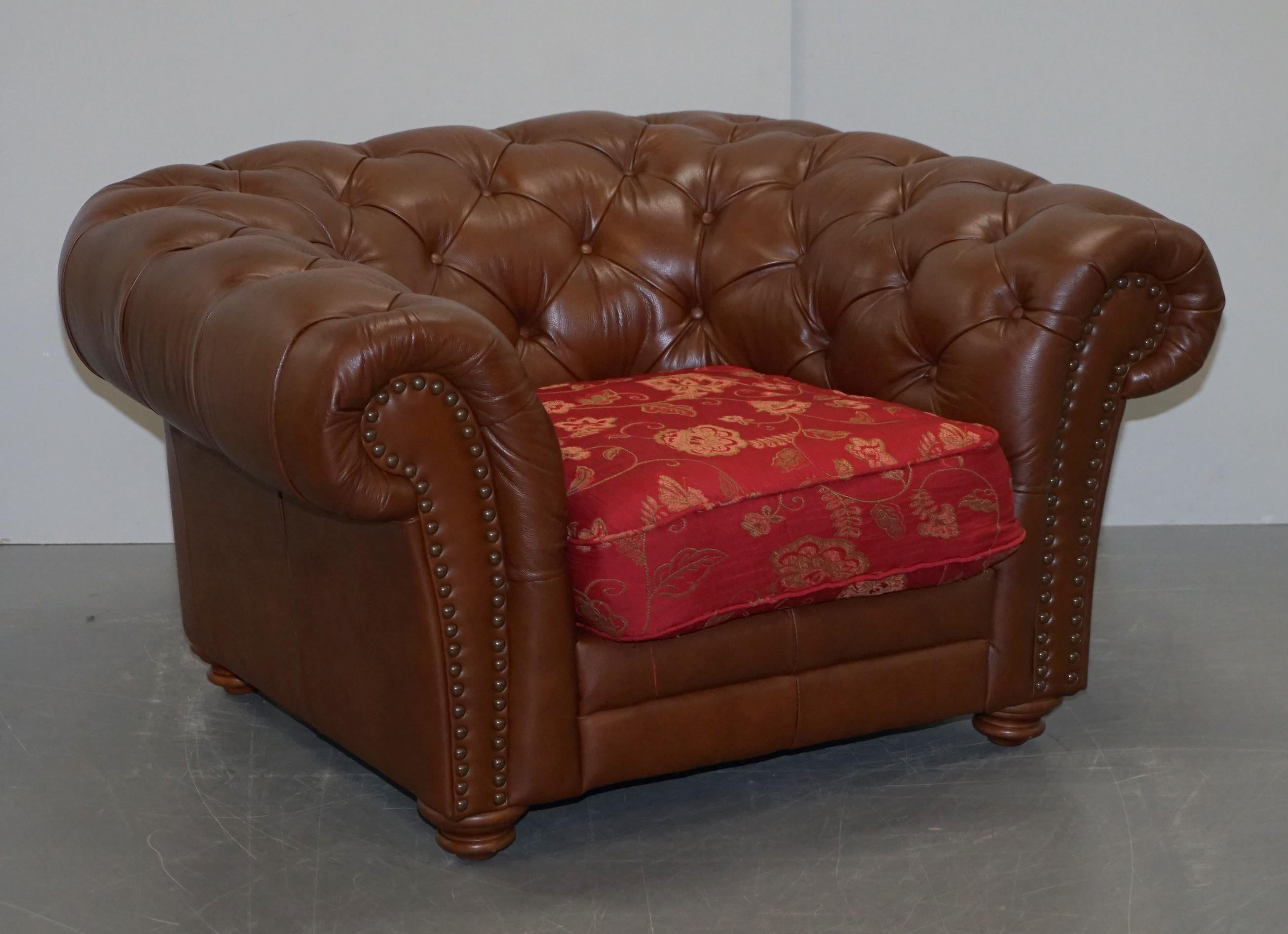 Tetrad Chesterfield-Sessel aus braunem Leder, hergestellt in England, Teil der Full Suite (Handgefertigt) im Angebot