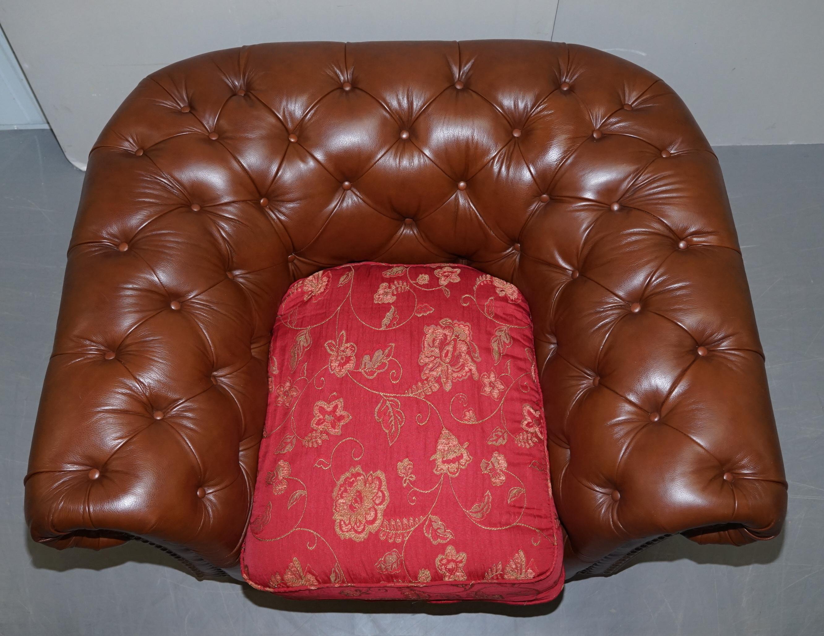Tetrad Chesterfield-Sessel aus braunem Leder, hergestellt in England, Teil der Full Suite (20. Jahrhundert) im Angebot