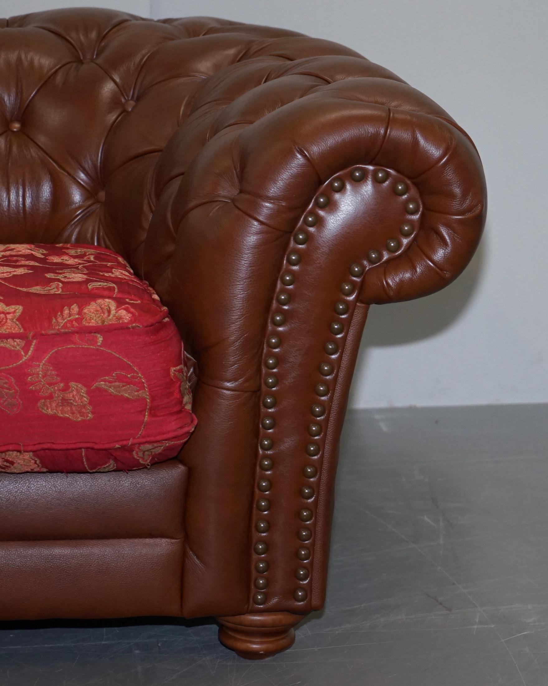 Tetrad Fauteuil Chesterfield en cuir marron fabriqué en Angleterre, partie de l'ensemble de la suite en vente 2