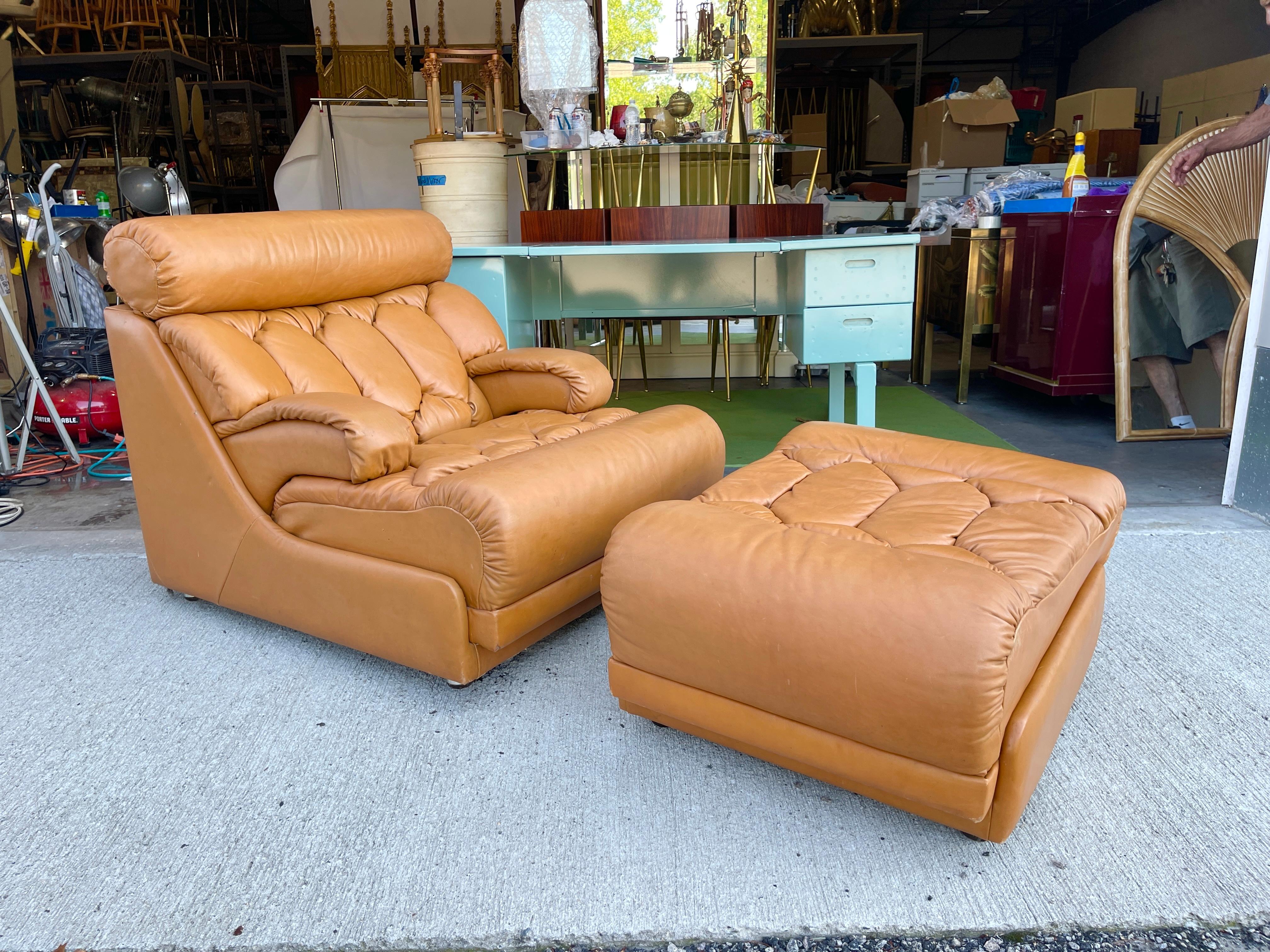 Tetrad UK de su gama Solo, de finales de los 70 a principios de los 80  Sillón de salón y otomana de cuero marrón caramelo, al estilo del modelo De Sede Ds-P de Robert Haussmann, con su característico pespunte y mechón de nido de abeja.