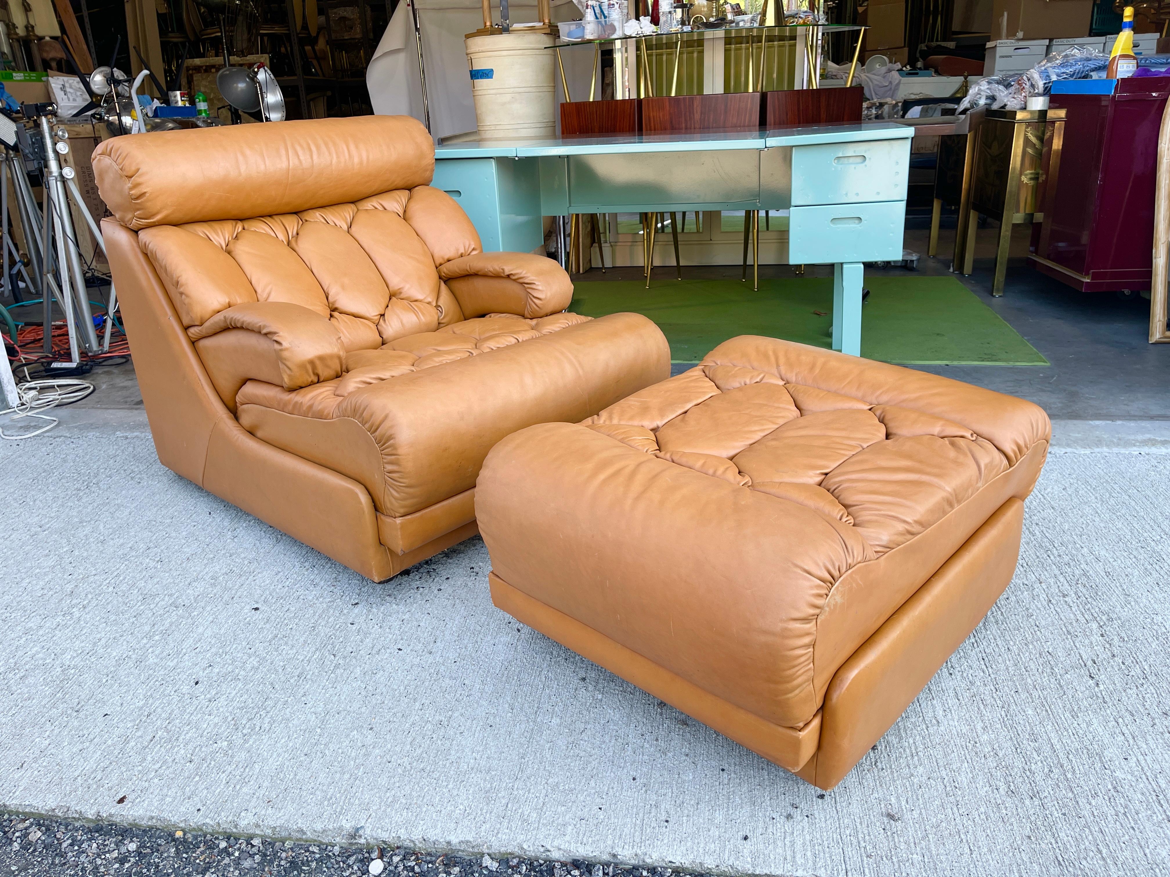 Tetrad Solo Sillón y otomana de cuero de los años 70 Moderno de mediados de siglo en venta