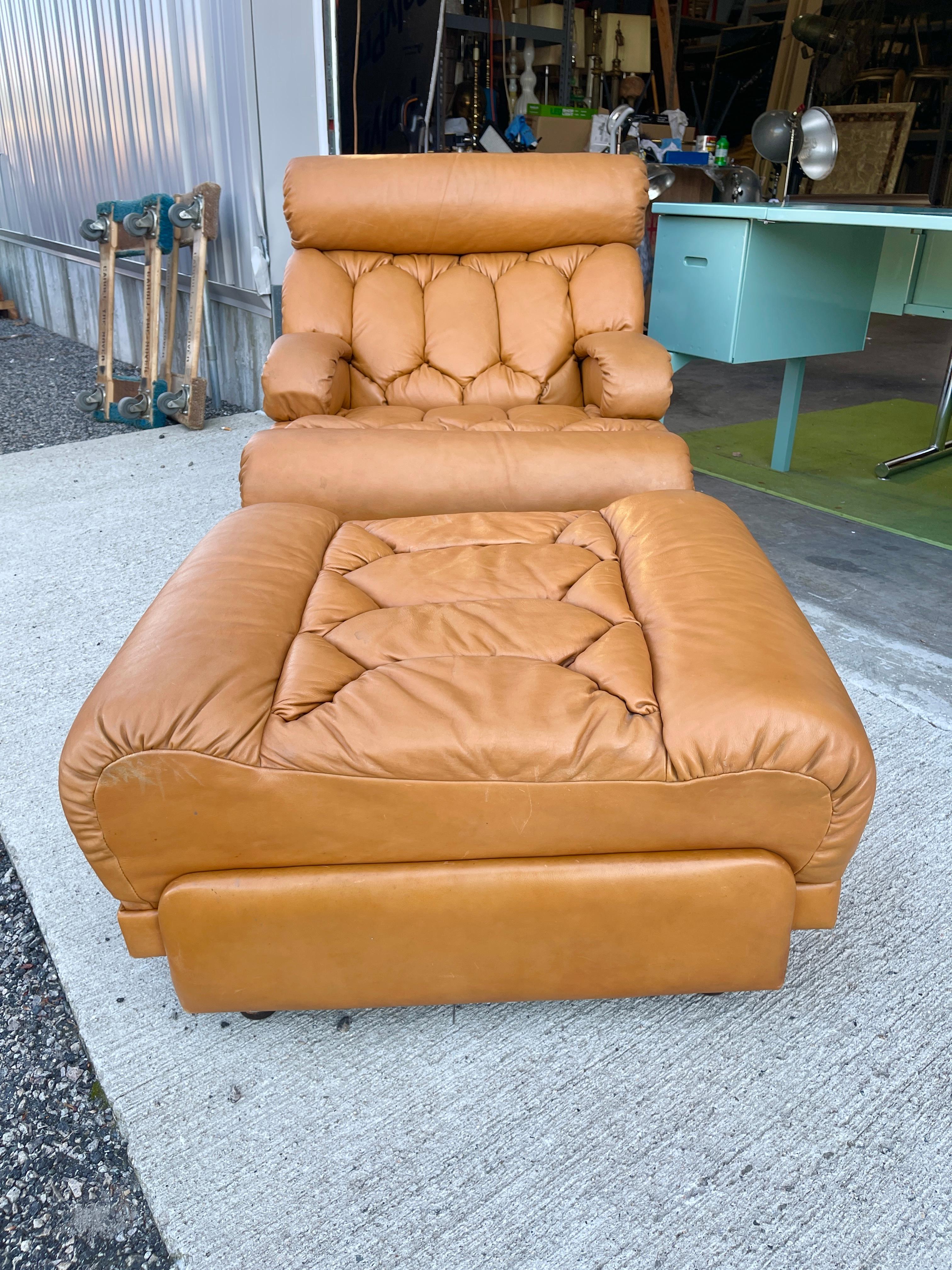 Tetrad Solo Sillón y otomana de cuero de los años 70 Británico en venta