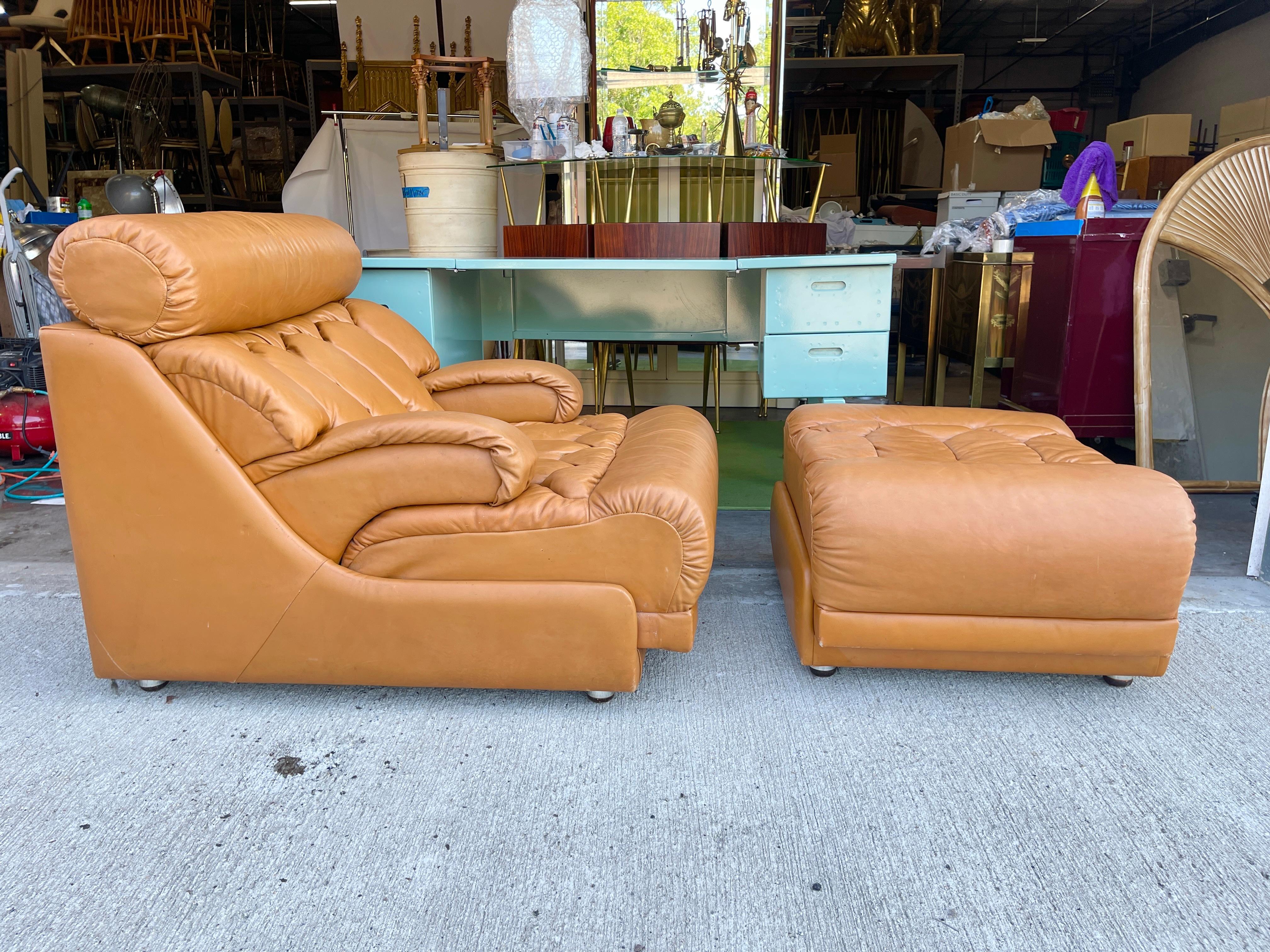Tetrad Solo Sillón y otomana de cuero de los años 70 en Bueno estado para la venta en Hanover, MA