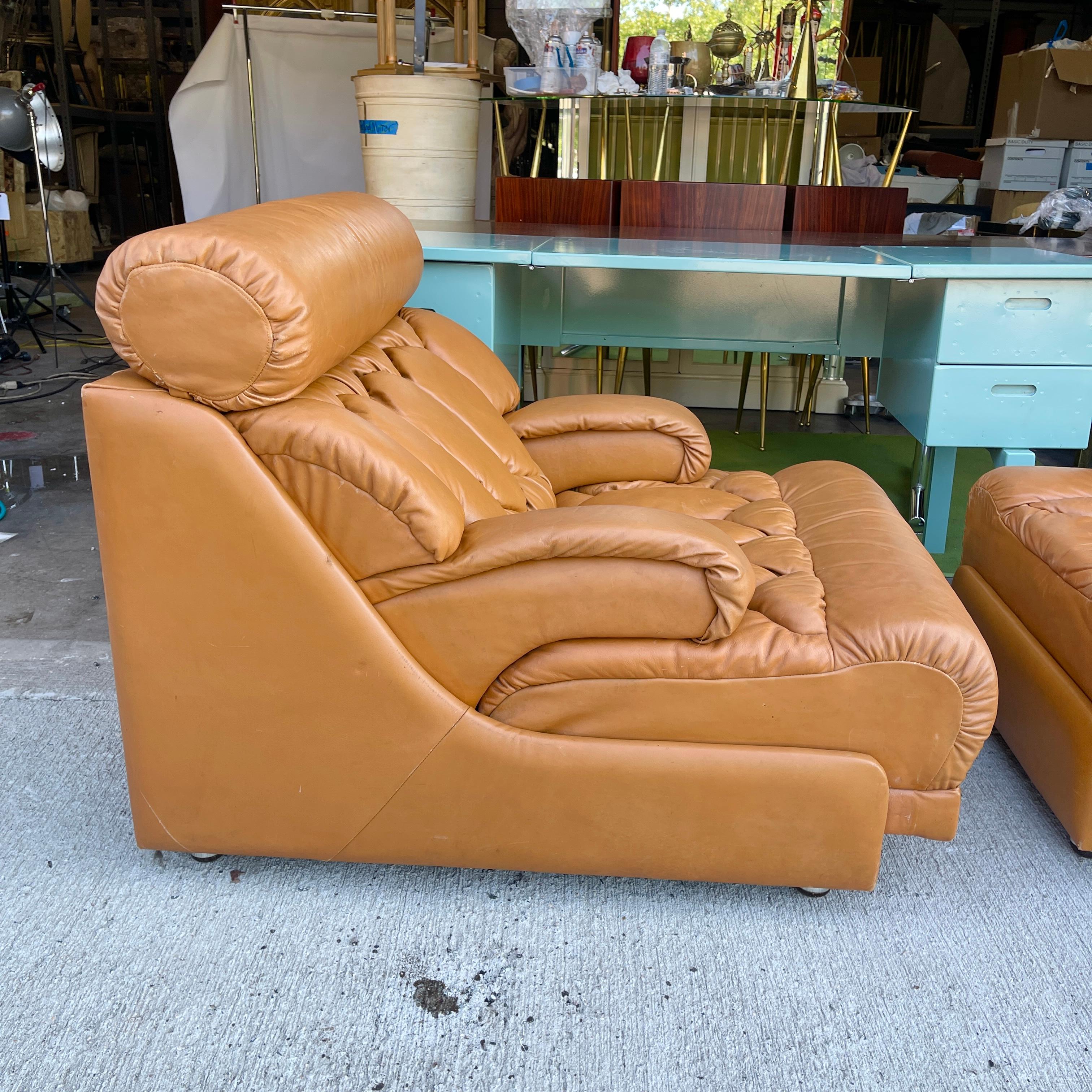 Tetrad Solo Sillón y otomana de cuero de los años 70 finales del siglo XX en venta