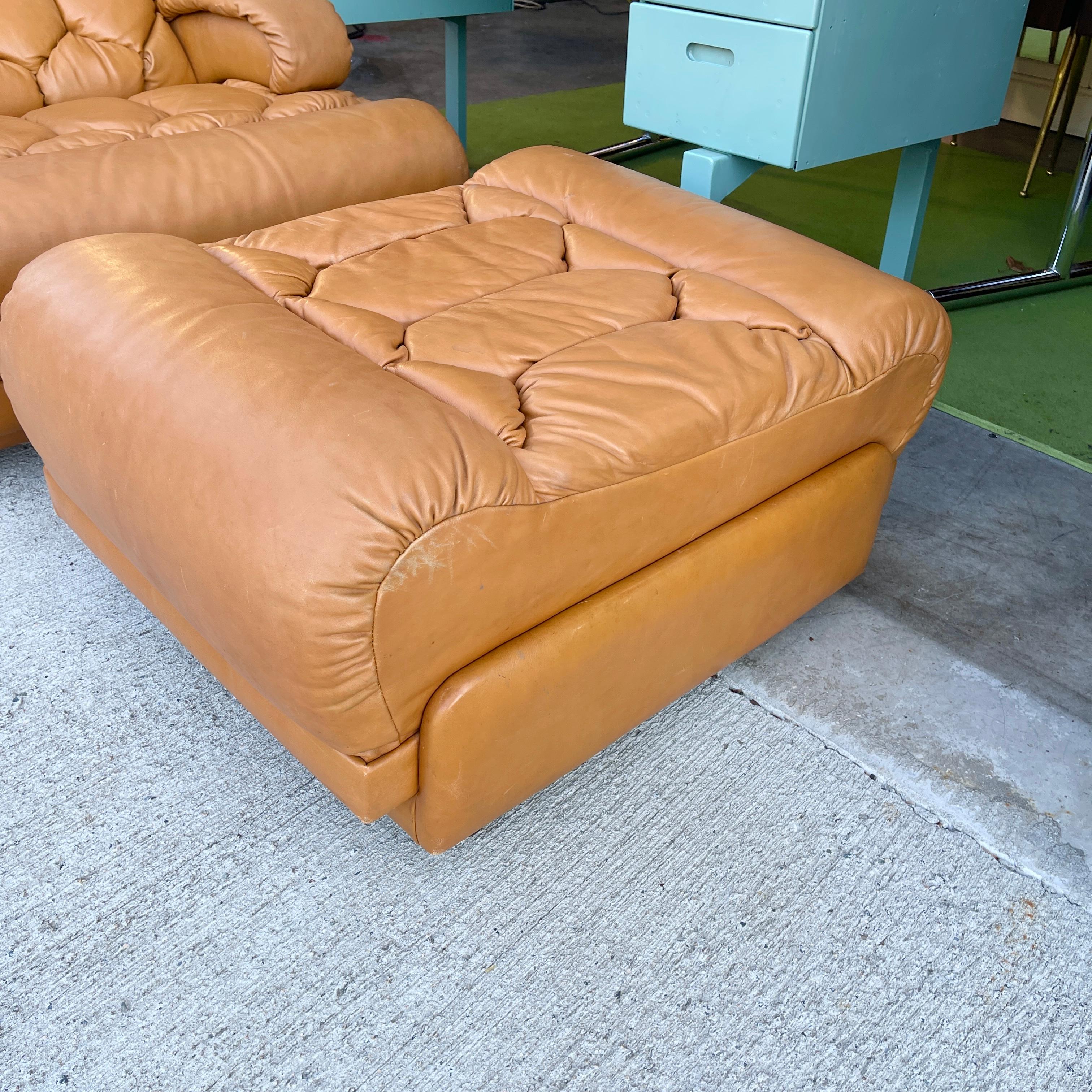 Tetrad Solo Sillón y otomana de cuero de los años 70 en venta 2