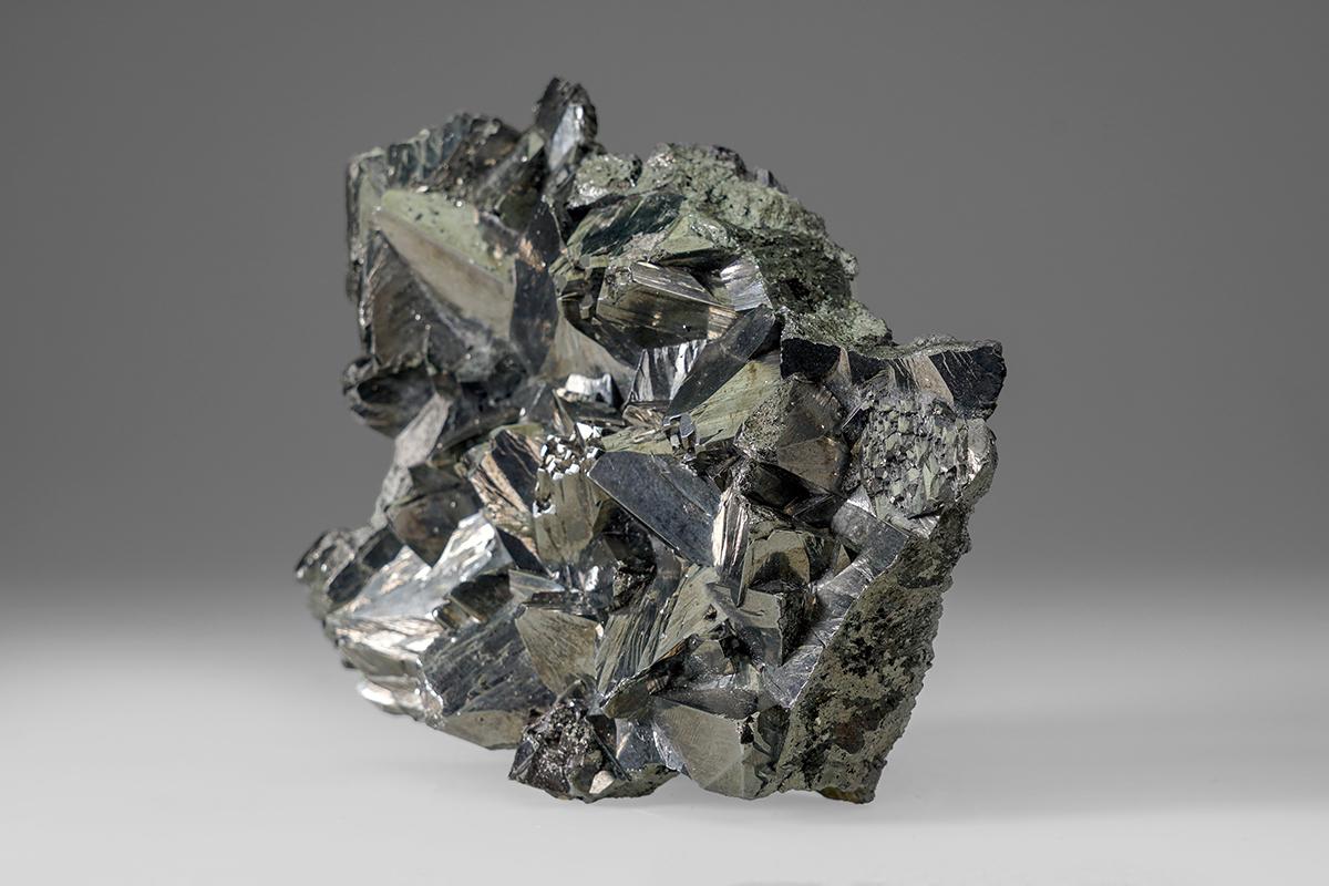 Cet amas de cristaux de tétraédrite à l'éclat métallique est bien défini et se croise. Ce spécimen présente une forme nette avec des faces cristallines très réfléchissantes.

1.5 lbs, 5 x 3 x 2.5 pouces