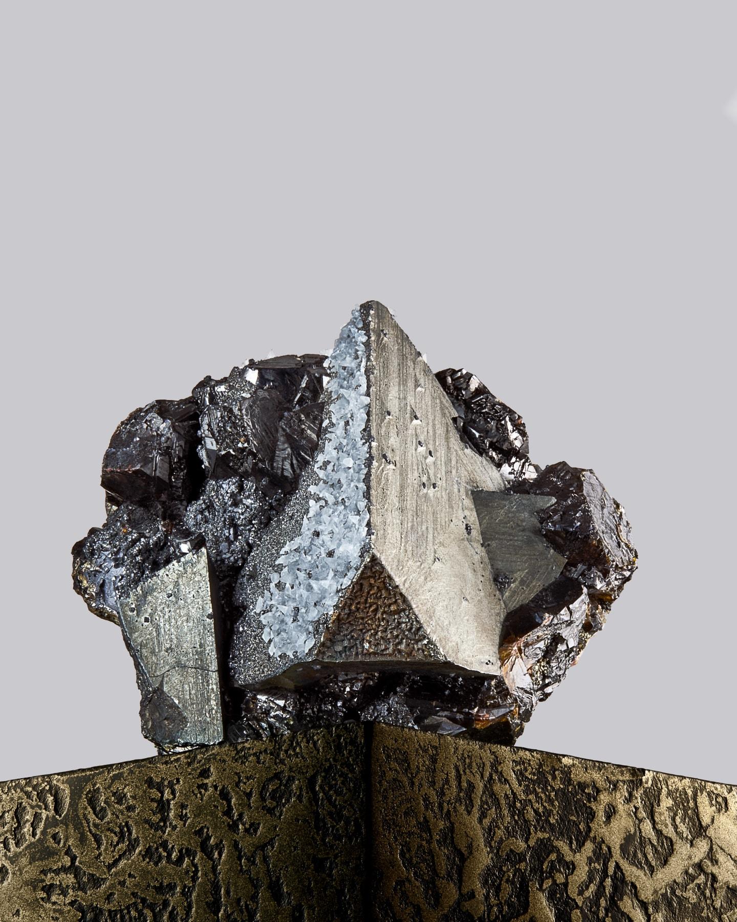 Tetrahedrit mit Sphalerit
Mine Casapalca, Casapalca, Bezirk Chicla, Provinz Huarochirí, Lima, Peru
7 cm hoch x 9 cm breit

Ex-Sammlung MIM Museum, Beirut, Libanon
 

Tetrahedrit hat seinen Namen von den unverwechselbaren tetraederförmigen