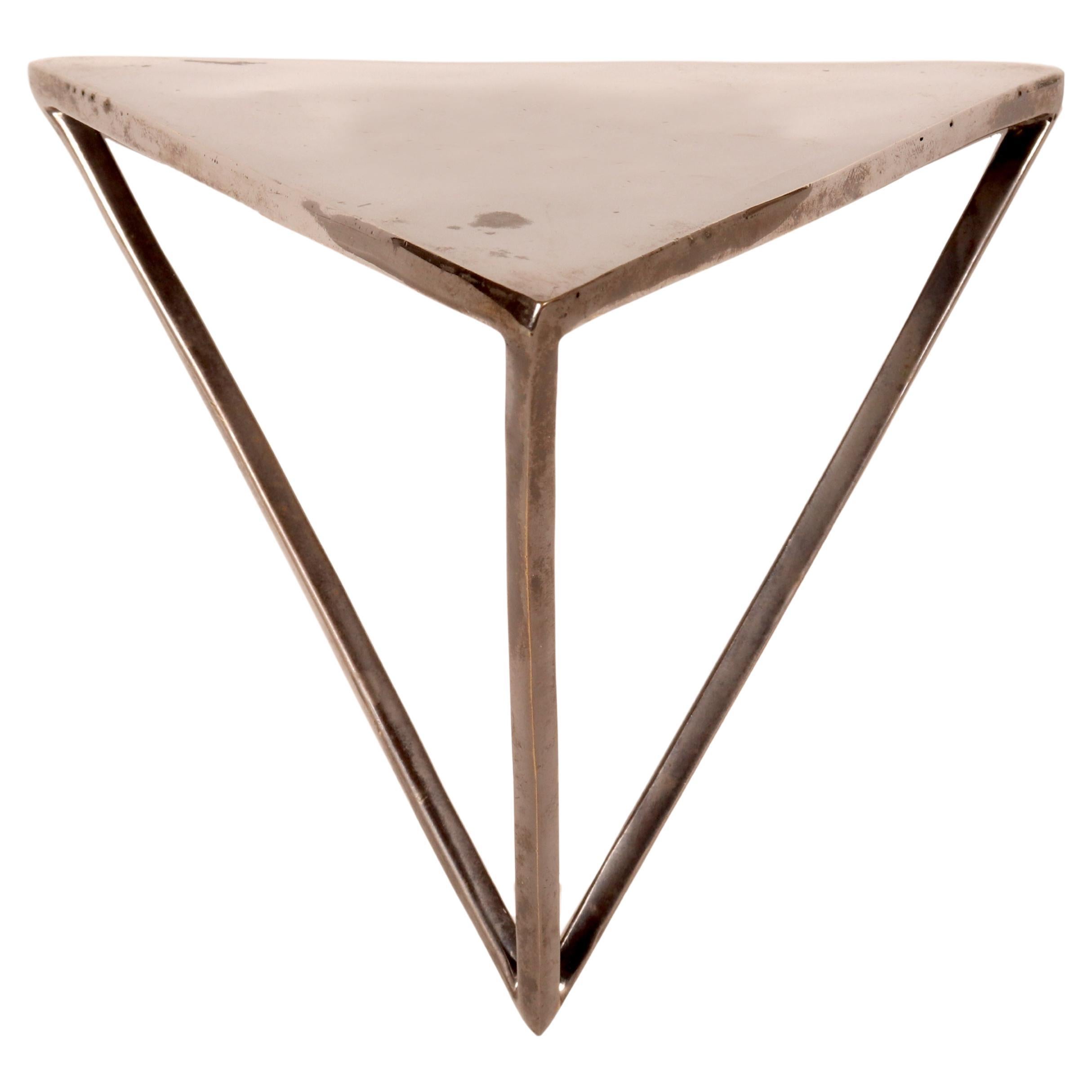 Pulsera de latón con forma de tetraedro. Por Stefania Bosio para Ornamenta. Italia 2000.