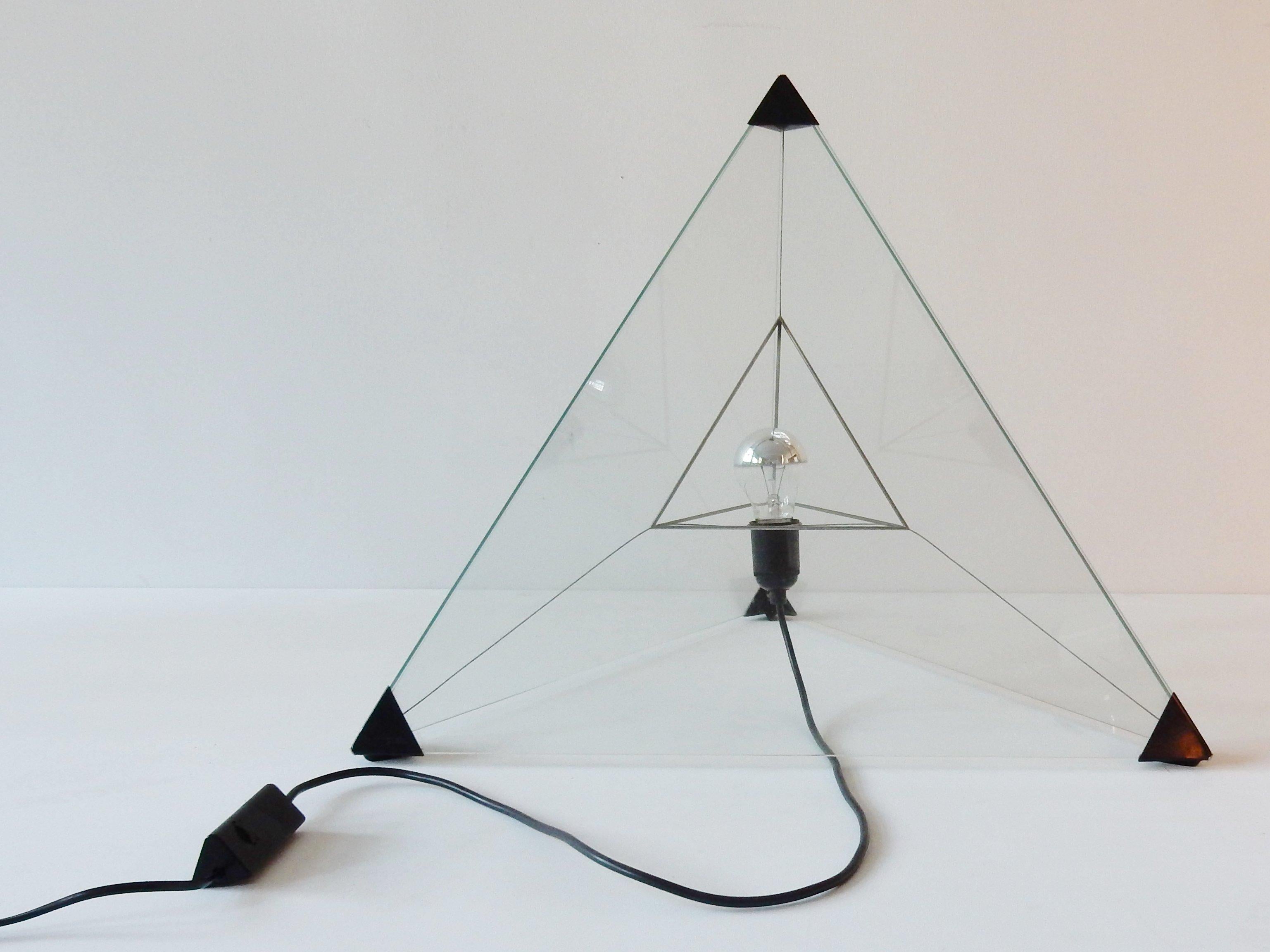This beautiful lamp is called the 'Tetrahedron'. A design by Frans van Nieuwenborg and Martijn Wegman for Indoor. The light consist out of three glass triangles held together by plastic corner pieces. These corner pieces are connected and held in