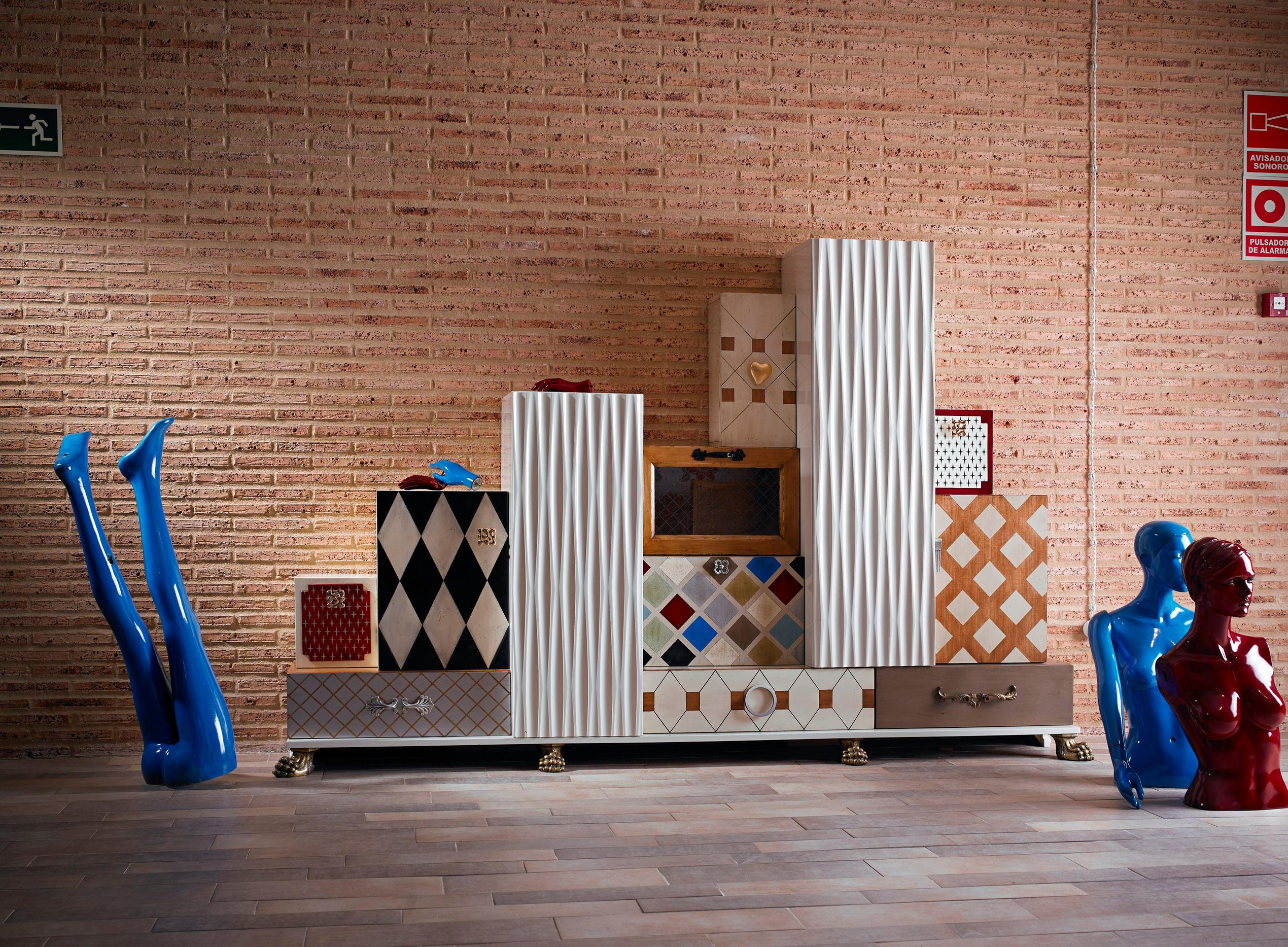 Buffet Tetris Composition par Lola Glamour
Dimensions : D 45 x L 250 x H 160 cm
MATERIAL : Bois.

Avec cette combinaison particulière de douze modules indépendants sur un socle à pattes de lion, nous avons conçu un meuble pluriel à la théâtralité