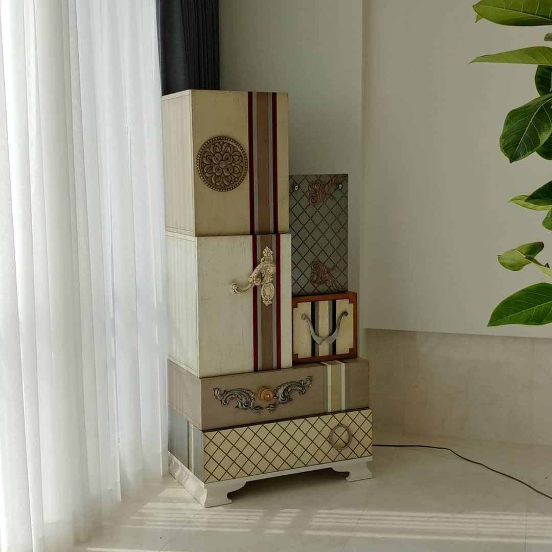 Armario Tetris by Lola Glamour
Dimensiones: P 45 x An 75 x Al 160 cm
Materiales: Madera.

Componer un mueble a base de módulos es un reto y un juego. Cuando las posibilidades son todas y no hay límite de medidas ni de colores, sólo depende del