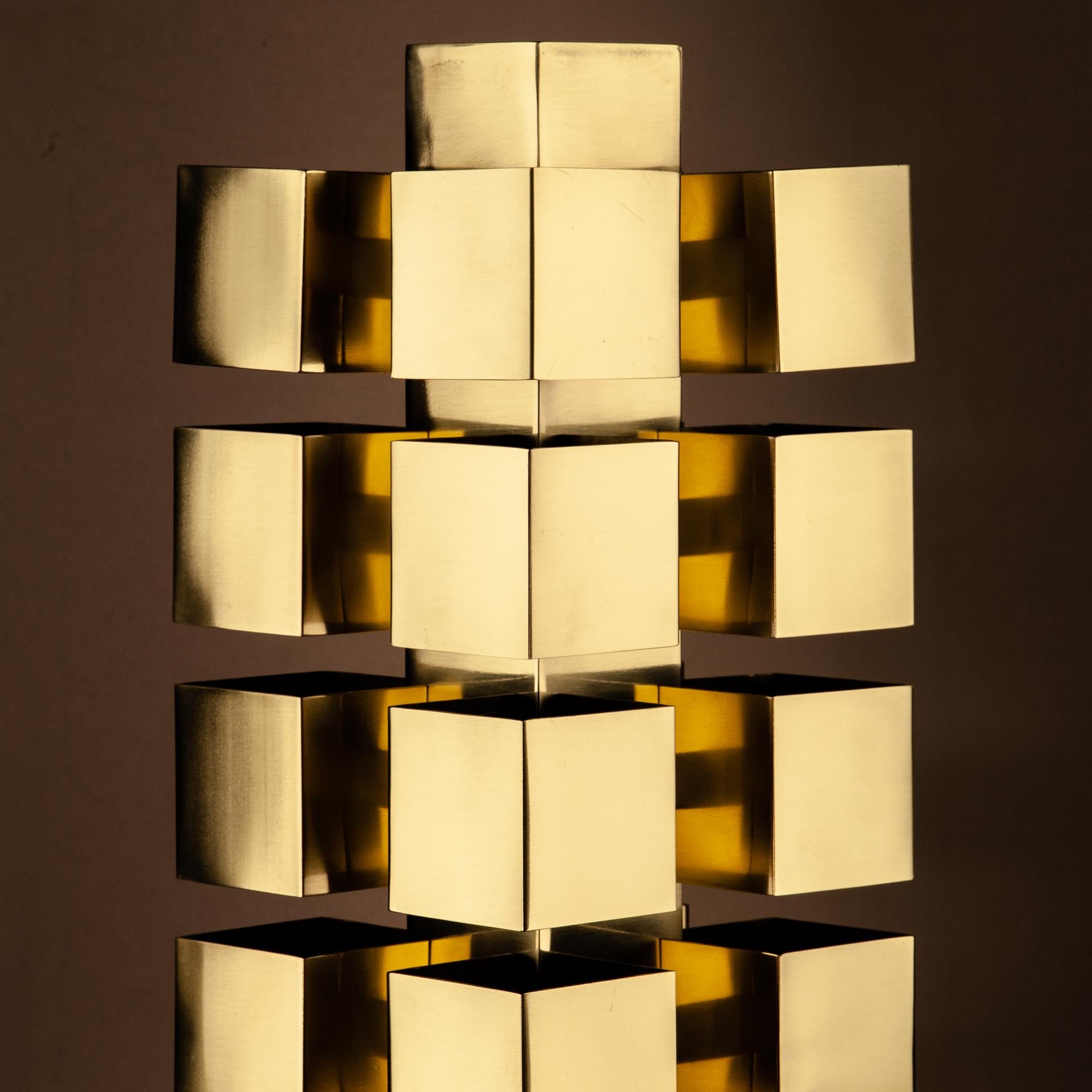 Tetris table lamp from Selezioni Domus Firenze.
Dramatic construction of cubes of solid, from which comes the name Tetris.
Lights comes from 4 LED stripes for a total of 5W so the light comes uniformely from every brass cube.

Selezioni Domus