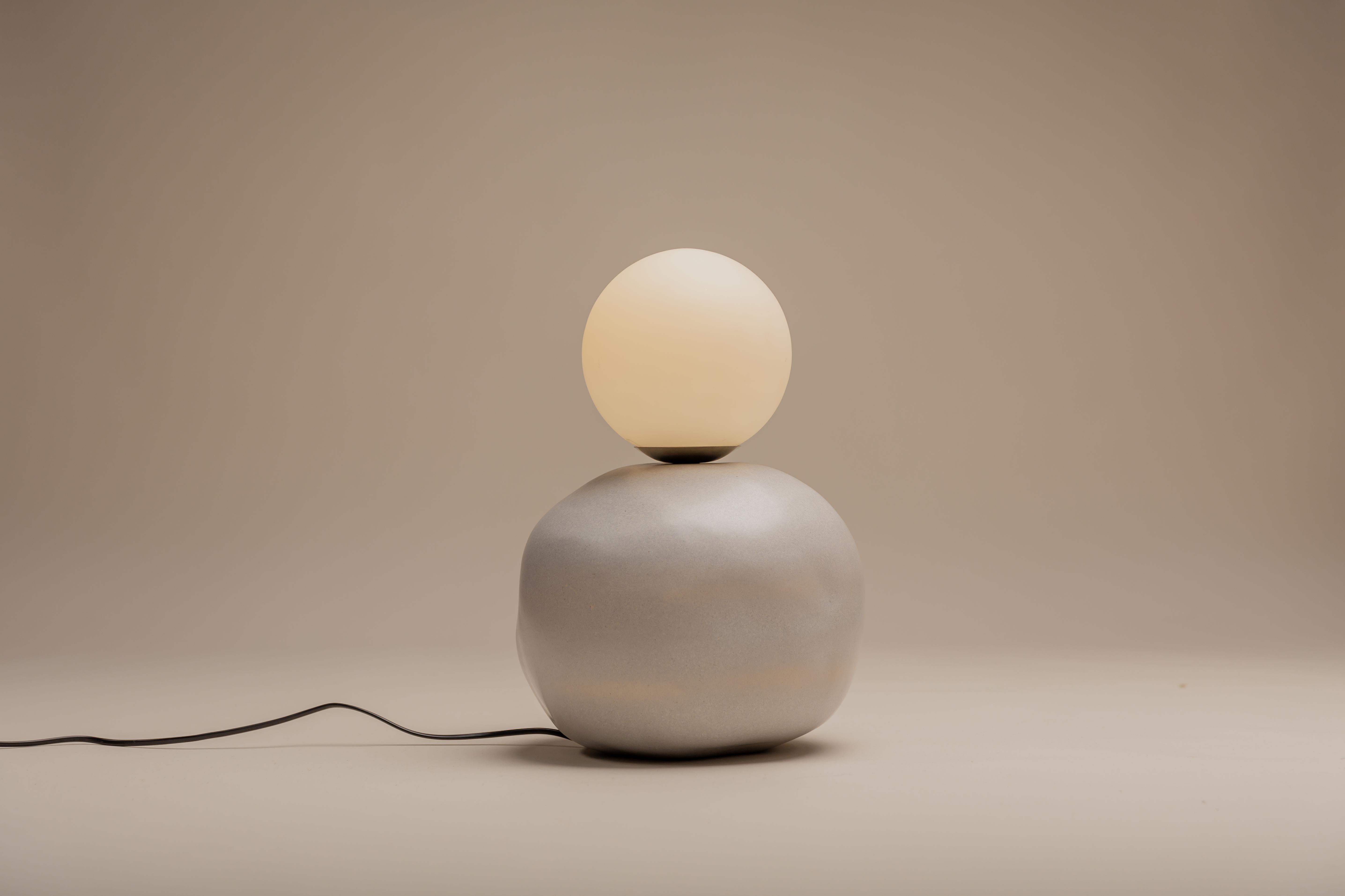 Colombien Lampe de bureau Tett en oxyde bleu par Cruc Studio, lampe en céramique faite à la main en vente