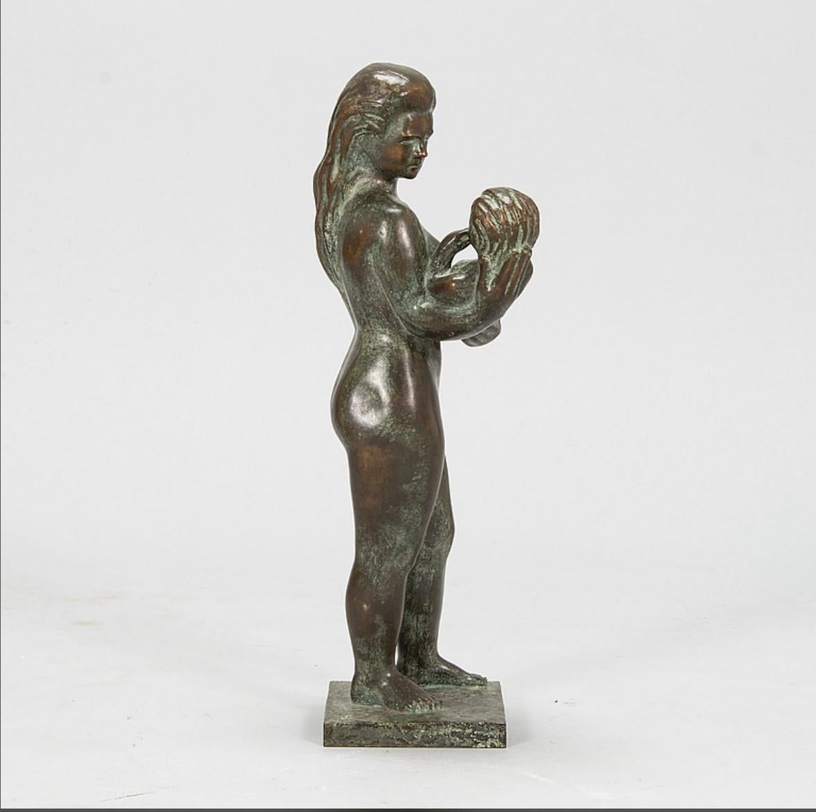 Mother and child - Gold Nude Sculpture by Teuvo Kotilainen